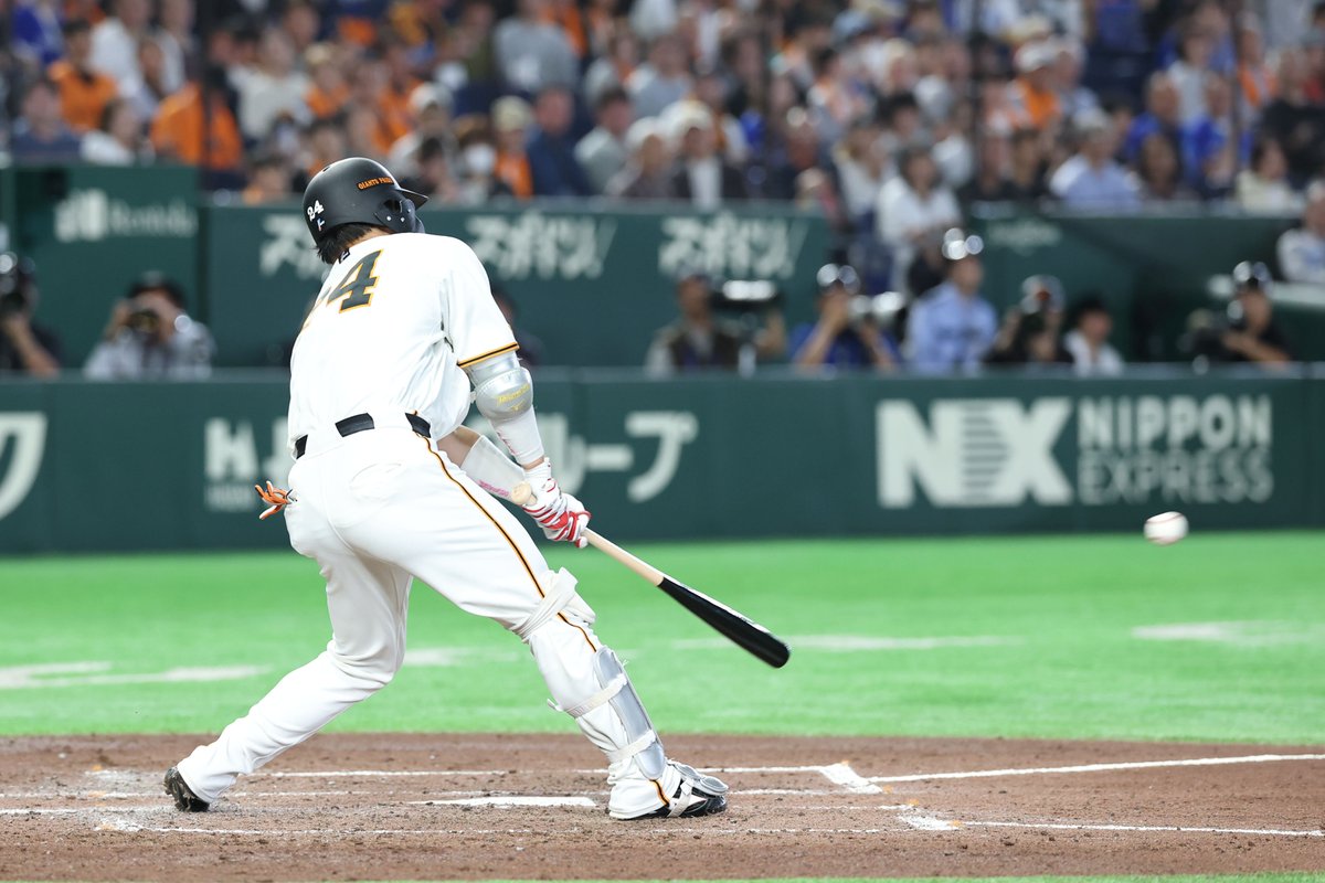 TokyoGiants's tweet photo. 【四回裏】巨人 0-0 DeNA

#大城卓三 選手がライト前ヒットで続き、無死一二塁！ https://t.co/8YFzgColqC