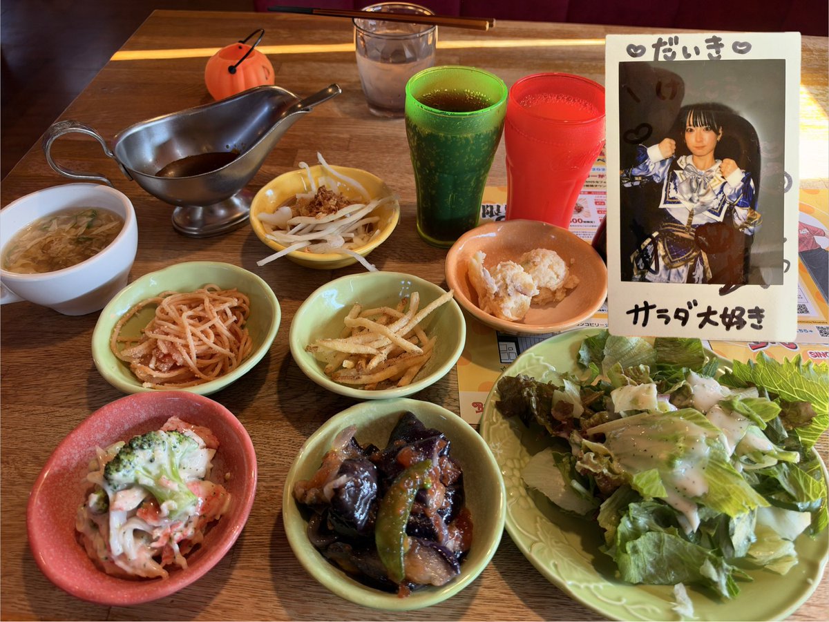 daikichi77777's tweet photo. 🤍スタバなう🤍
STARRY×NIGHT↗︎
🤍金城(きんじょう)詩織さん🤍
今日のランチはブロンコビリーだよ🤍
ここの頑固ハンバーグ美味しいよ🤍
食べるの大好き🤍金城さんのチェキと一緒にいただきました🤍
#ブロンコビリー
#大好きシリーズ
#スタバなう
#チェキ
#スタナイ
#STARRYNIGHT
#スターリーナイト
#プラチナシルバー
#金城詩織
@STN_kinjo