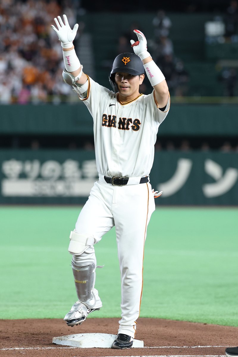TokyoGiants's tweet photo. 【四回裏】巨人 0-0 DeNA

#大城卓三 選手がライト前ヒットで続き、無死一二塁！ https://t.co/8YFzgColqC
