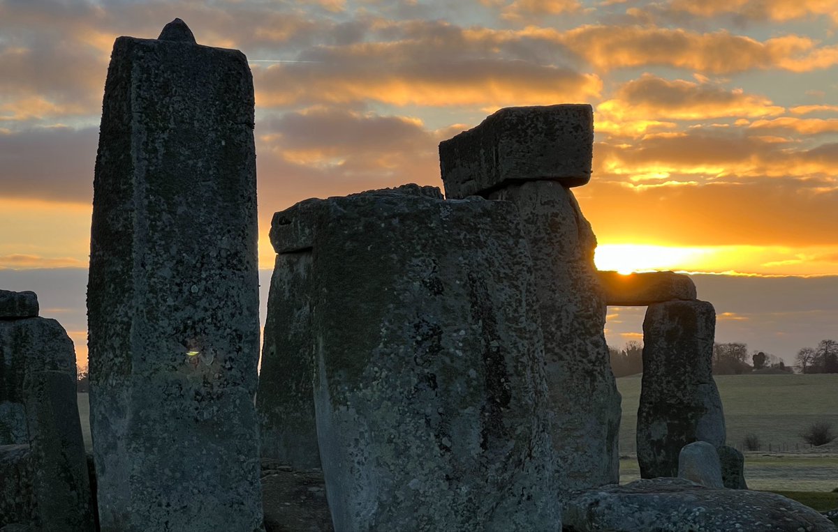 ST0NEHENGE's tweet photo. Sunrise at Stonehenge today (3rd October) was at 7.10am, sunset is at 6.41pm🌤️ https://t.co/HjwCa2sgc0