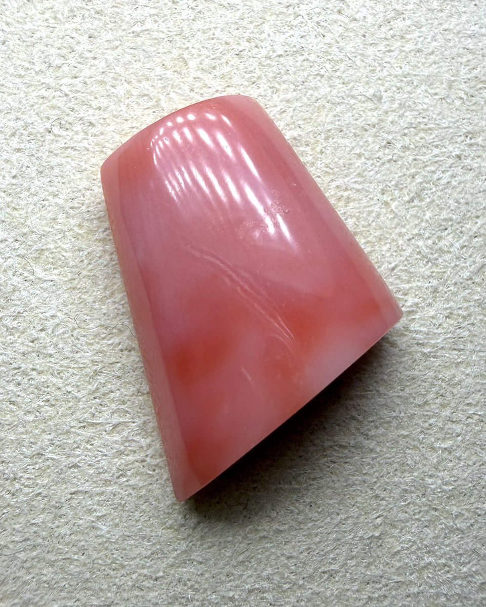 JEWELRY_LAND_'s tweet photo. 実はサンゴ、宝石なのに「石」ではありません🪸

サンゴは鉱物ではなく、海の中で生きる生物が作り出したもの🌊

長い時間をかけて形成された骨格が加工され、
こんな美しいルースになります。

つまりサンゴは、
「海の生き物が残した美しさ」とも言える宝石🐟

今夜ご紹介するサンゴもその造形含め鉱物とはまた違った、独特の魅力があります✨