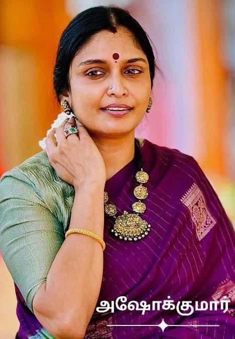 selvinnellai87's tweet photo. எனது 22 ஆவது வயதில் 
கல்லூரி காலத்தில் 
காதலித்த அவனை 
இத்தனை வருடங்கள் கழித்து
52 ஆவது வயதில் 
மீண்டும் சந்திப்பேன் என்று 
எதிர்பார்க்கவில்லை! 

என்னுடைய மூன்றாவது மகளின் நிச்சயத்திற்காக அழைப்பிதழ் கொடுக்க அலுவலக நண்பர் வீட்டுக்கு போகும்போது தான் யதேச்சையாக அவனை பார்த்தேன்! 

அது அவன் தானா என்பதை 
உறுதிப்படுத்திக்கொள்ள 
கண்ணோரம் விழுந்த
கருவண்ணம் பூசிய முடியை ஒதுக்கி காதோரம் வைப்பது போல் இன்னொரு முறை பார்த்தேன்! 

அது அவனே தான்! 
என்னைத்தவிர எந்த பெண்ணையும் ஏறெடுத்து பார்க்காதவன், 
எத்தனை வருடங்கள் ஆனாலும்
என்னை மட்டுமே கரம்பிடிப்பேன் என்று எழுதி தந்தவன், 
சந்தேகம் இருந்தால் சந்தனமலைக்கு வா என்று ஆஞ்சநேயர் முன்னால் செந்தூரம் வைத்தவன்! 

அவன் கட்டப்போகும் தாலிக்கு பூசிக்கொள்ள பின் வாசலில் நான் வளர்த்த மஞ்சள்செடி இன்னும் பரம்பரை பரம்பரையாக அம்மா வீட்டில் வாழ்ந்து கொண்டு தான் இருக்கிறது! 

கர்ச்சீப் கொடுக்கும் போதும் 
கை தொட மாட்டான், 
கடற்கரையில் நடந்தாலும் 
கை தொட மாட்டான், 

வீட்டுக்கு வரும் பேருந்தில் 
வேண்டுமென்றே ஒட்டி நிற்பேன், 
வேண்டாம் என்று தள்ளி நிற்பான்! 

அவன் கண்ணியமே என்னை காதலிக்க வைத்தது, 
அவன் காதலே என்னை 
கனவு காண வைத்தது! 

அரசு வேலை கிடைத்த சந்தோஷத்தோடு அவனை சந்திக்க போனேன், 

அப்பாவுக்கு கொள்ளி போட 
அவன் தயாராகிக்கொண்டிருந்தான் ! 

எதிர்பாரா நேரத்தில் நிகழ்ந்த அவன் அப்பாவின் மரணம்
எங்கள் காதலையும் புதைத்துவிட்டது! 

என்னென்னவோ படிக்க நினைத்த அவன் அடுத்தடுத்து வரிசையில் நின்ற தங்கைகளுக்காக அப்பாவால் கிடைத்த வாரிசு வேலையில் ஆபீஸ் அசிஸ்டெண்ட்டாக சேர்ந்தான்! 

இருவருக்கும் வேறு வேறு ஊர்களில் வேலை, 

தந்தையின் கடன்
தங்கைகளின் திருமணம் 
ஒரு ஐந்து வருடம் எனக்காக பொறுத்திருப்பாயா என்றான், 

ஆயுள் வரை கூட காத்திருக்க தயார் என்றேன், 

அடுத்த வாரத்திலேயே 
என் தங்கை கண்ணியமற்ற 
தன் காதலன் மூலம் கர்ப்பமானாள்! 

அப்பாவுக்கு தெரிந்து
அடிதடியாகி, 
அந்த பையனுக்கே பேசி முடிக்க, 
அக்கா இருக்கும்போது 
தங்கைக்கு செய்தால், 
ஆளாளுக்கு ஒன்று பேசுவார்கள், அவளுக்கும் அத்தை பையனை பேசி அதே முகூர்த்தத்தில் செய்யுங்கள் என்று 
அம்மா ஒற்றை காலில் நின்றாள்! 

அவனைப் பற்றி அப்பாவிடம் சொன்னேன், 
சரியென்று வரச்சொல்லி
சந்தித்து பேசினார், 

அப்பா இறந்து வருடம் திரும்பவில்லை, 
அதற்குள் அண்ணனுக்கு திருமணம் என்றால் 
வயது வந்த தங்கைகள் என்ன நினைப்பார்கள், 
எனக்கு ஐந்து வருடமாவது டைம் வேண்டும் அனைவரையும் செட்டில் செய்ய என்றான், 

தங்கை விஷயத்தை சொல்ல அப்பாவுக்கு மனமில்லை, 

அப்படியே சொன்னாலும் 
அவன் முடிவு மாறாது என்பதால்
எதையும் சொல்லாமல் 
அத்தை மகனுக்கு சரியென்றேன்!

அவனுக்கு அவனுடைய தங்கைகள் முன்னால் நிற்பது போல் 
எனக்கு என் குடும்ப கௌரவம் முன்னால் நின்றது! 

இறுதியாக ஒரு முறை சந்திக்க வேண்டும் என்று 
அவன் செந்தூரம் வைத்த சந்தனமலைக்கு வரச்சொன்னேன்! 

இறுக்கமாக அவன் கையை பிடித்து தங்கையின் விஷயத்தை சொன்னேன், 
கண்ணீர் சிந்தினான்! 

துடைத்து விட முயன்றபோது 
என் கைகளை மறித்து 
அவனே துடைக்கப்போனான், 

வந்த கோபத்தில் அவன் கன்னத்தில் அறைந்து, 
"இன்னும் எனக்கு யாரும் 
தாலி கட்டல.. 
இப்போ நான் உன்னை தொட்டா என்ன? என்று 
அழுந்த துடைத்தேன்! 

அதிமாக அழுதான்! 

அடுத்த முறை உன்னை சந்திக்கும் போது உன் மனைவியோடு தான் சந்திக்க வேண்டும் என்று சொல்லிவிட்டு வந்தேன்! 

அதன் பிறகு அவனை சந்திக்கவில்லை! 

இத்தனை வருடங்கள் கழித்து அவனை பார்க்கிறேன், 

அங்கே இருக்கின்ற பெண்களில் யார் அவன் மனைவி என்று தெரிந்துகொள்ள மனம் படபடக்கிறது!

பேசிக்கொண்டே எல்லா பெண்களையும் ஏறெடுத்து பார்க்கிறேன், 
யாரென்று கண்டுபிடிக்க முடியவில்லை! 

அவன் என்னை நிமிர்ந்தும் பார்க்கவில்லை, 
அவனைப் பற்றி யாரிடமும் கேட்கவும் முடியவில்லை, 

என்னைப்போல் அவன் கருவண்ணம் பூசவில்லை, 
கடுகு டப்பாவில் விழுந்த
கல் உப்பைபோல் கலந்தும் 
கலைந்தும் இருந்தது அவன் தலைமுடி! 

கண்ணாடிக்குள்  ஒளிந்திருந்தது அவன் கண்ணியமான கண்கள், 
நான் இறுதியாய் இறுகப் பற்றிய கைகளில் யாரோ ஒரு குழந்தை விளையாடிக்கொண்டு இருந்தது, 

அவனுடைய பேரனாக இருக்குமோ? 

இல்லை லேட் மேரேஜாக இருந்தால் அவனுடைய குழந்தையாகவும் இருக்கலாம் என்று சாயலை தேடினேன், 

பொறுமை இழந்து, 
கொஞ்சம் பேனா தரமுடியுமா என்று அவனிடமே கேட்டுவிட்டேன், 
என்னை யாரென்றே தெரியாதது போல் எடுத்து தந்தான்!

கொண்டு வந்த காபியை நிதானமாக குடித்தபடி யாராக இருக்கும் என்று எல்லா பெண்களையும் நோட்டமிட்டு 
காதலில் தோற்றதைப்போல் இதிலும் தோற்றுப்போய் 
எழ மனமின்றி எழுந்து நடந்தேன்! 

வழியனுப்ப வந்த நண்பரிடம், 
"அவரை எங்கேயோ பார்த்து போல் இருக்கிறதே நம்ம campus சா"? என்றேன், 

1/2