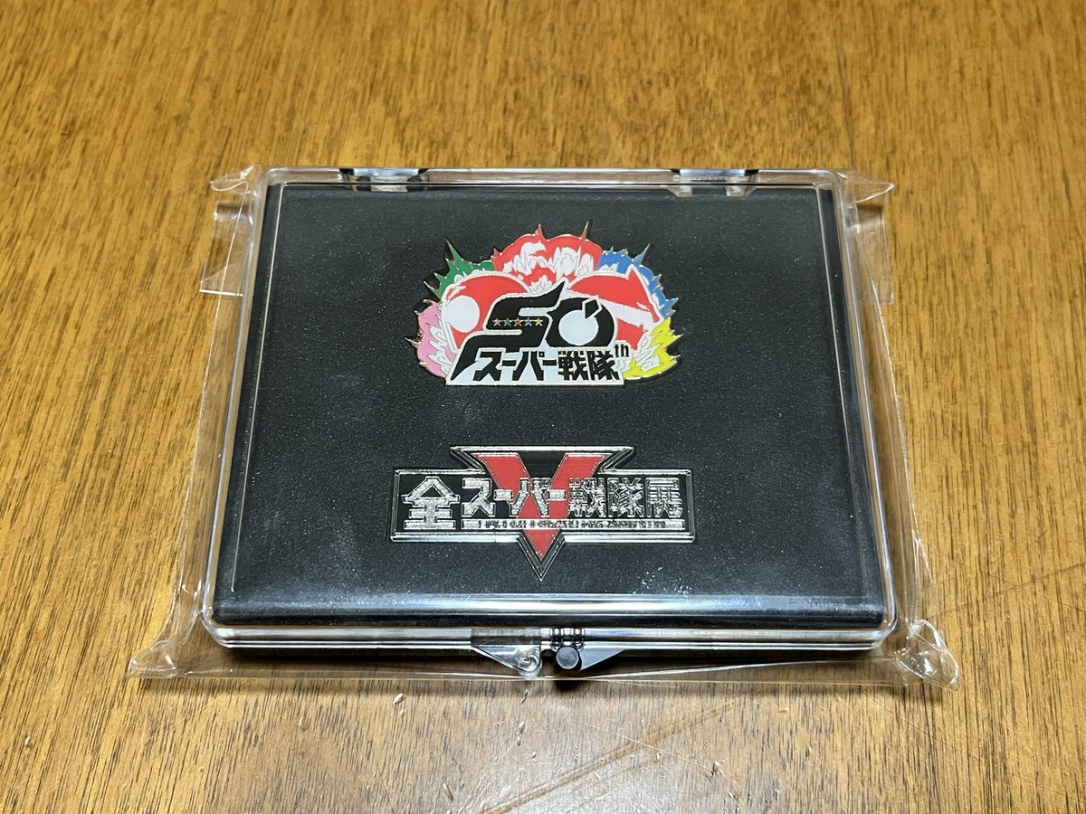 Rangercup1975's tweet photo. 第1プログラム
「ユニバースレンジャーリーグ」
の景品はこちら！

先月まで大阪で行われていました「全スーパー戦隊展」のバッジでございます！

スーパー戦隊シリーズの集大成グッズとも言えるこちらの景品、是非勝ち取りに来てください！ https://t.co/dC4a95O5Jn