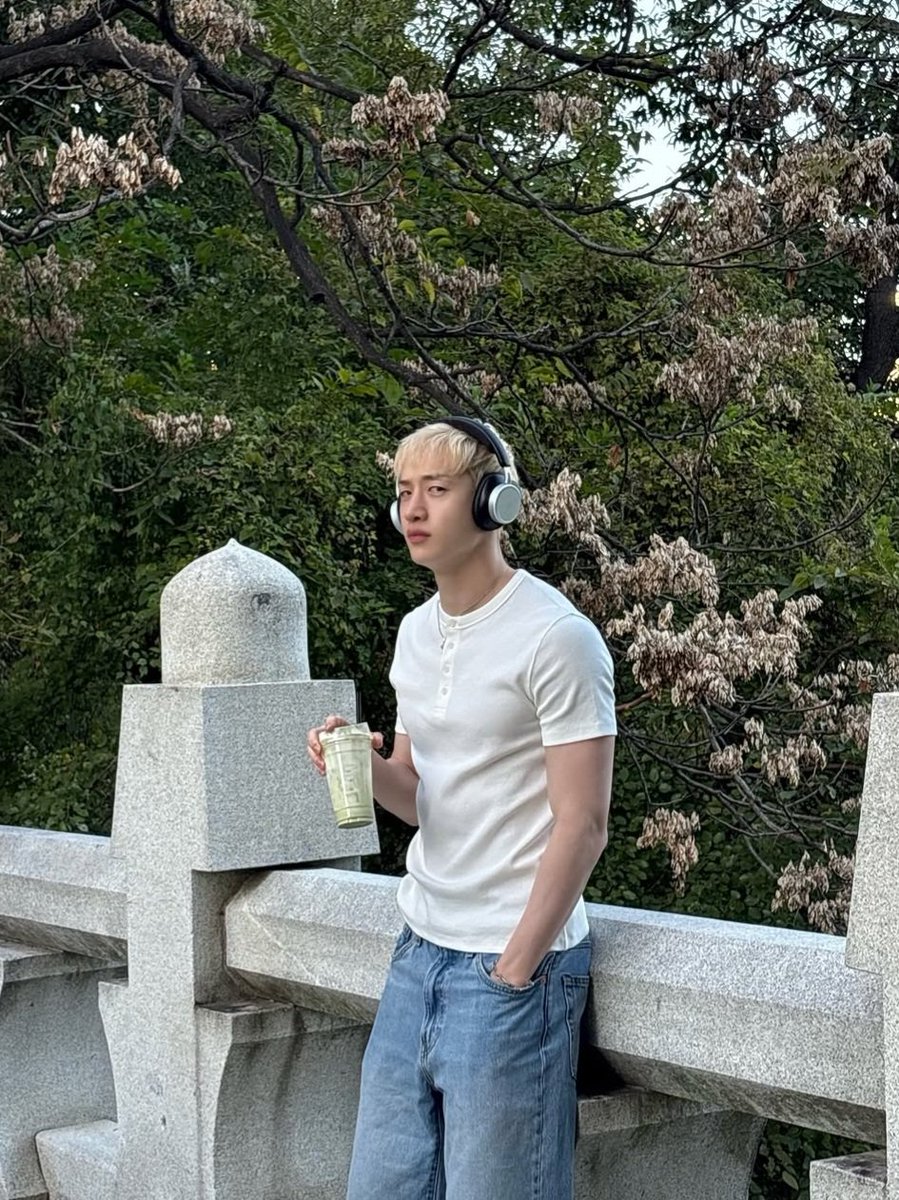 crhymnch's tweet photo. I accidentally spilled my drink over my boyfriend's laptop, do you think he's mad at me? https://t.co/tnxXIcZeDX