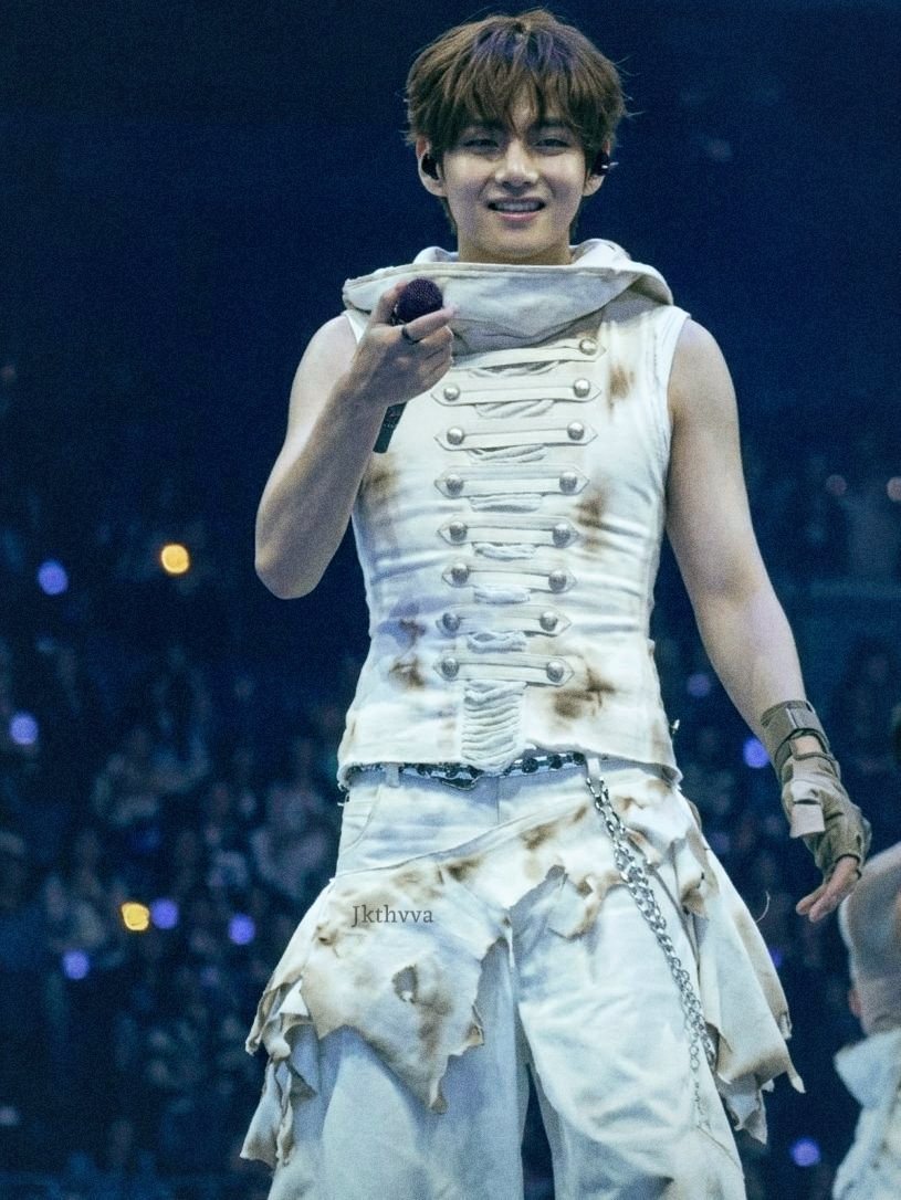 kthddd's tweet photo. One of taehyung's best tour fits>>> https://t.co/qI7GSpUAWG
