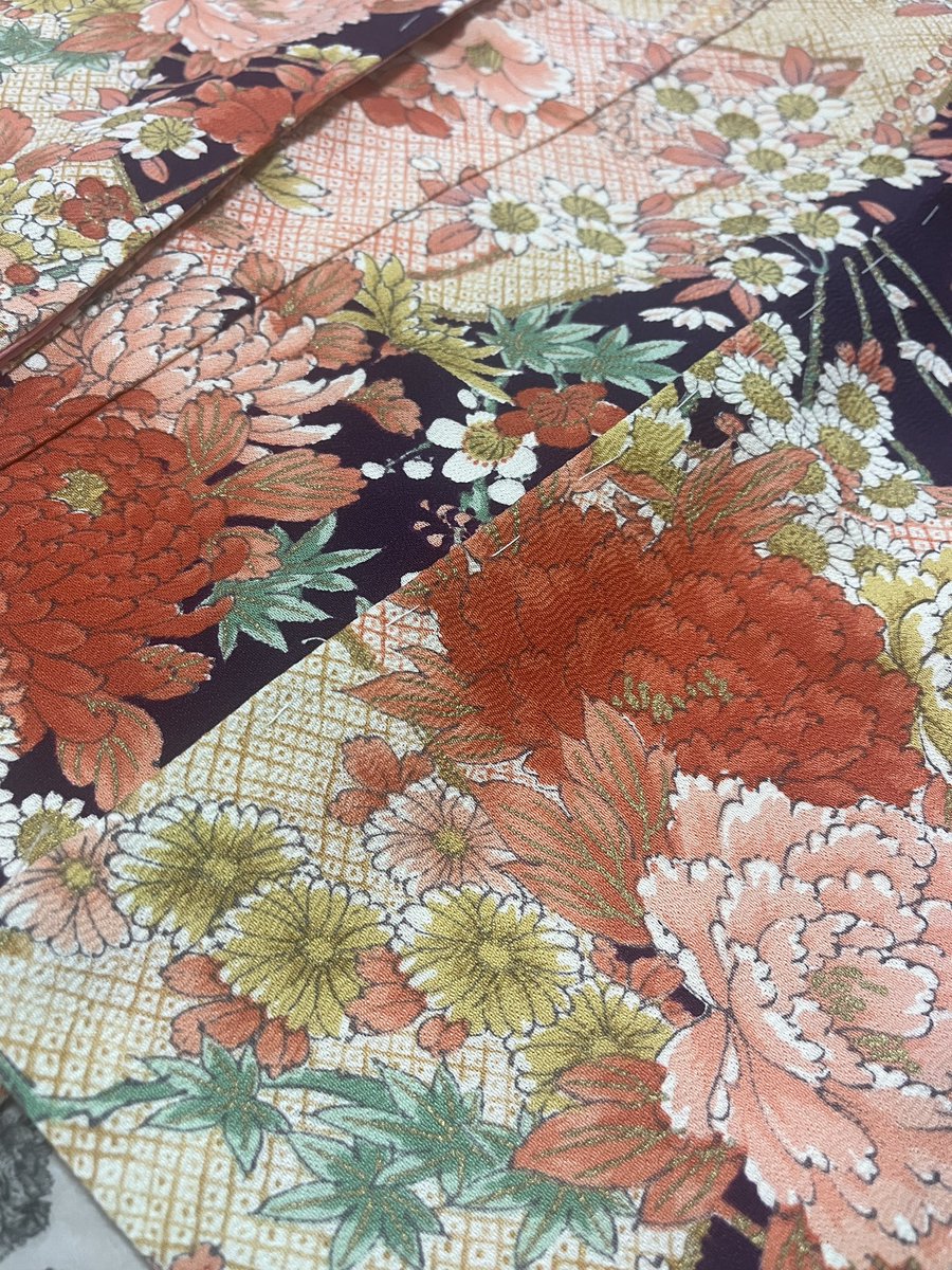 Wanmo_satindoll's tweet photo. 次は襟付け👘のところまで進みました💖
でも、ここから帯、帯揚げ、帯締めなどの小物制作とコーディネート時間がかかります😂どんな雰囲気に仕上げようかなぁ〜✨
……と悩んでるのに今日は楽しみにしてるネトフリのドラマ配信📺💕に気持をもってかれてます💦配信時間まで頑張って作業します👍 https://t.co/LXXngzii7x