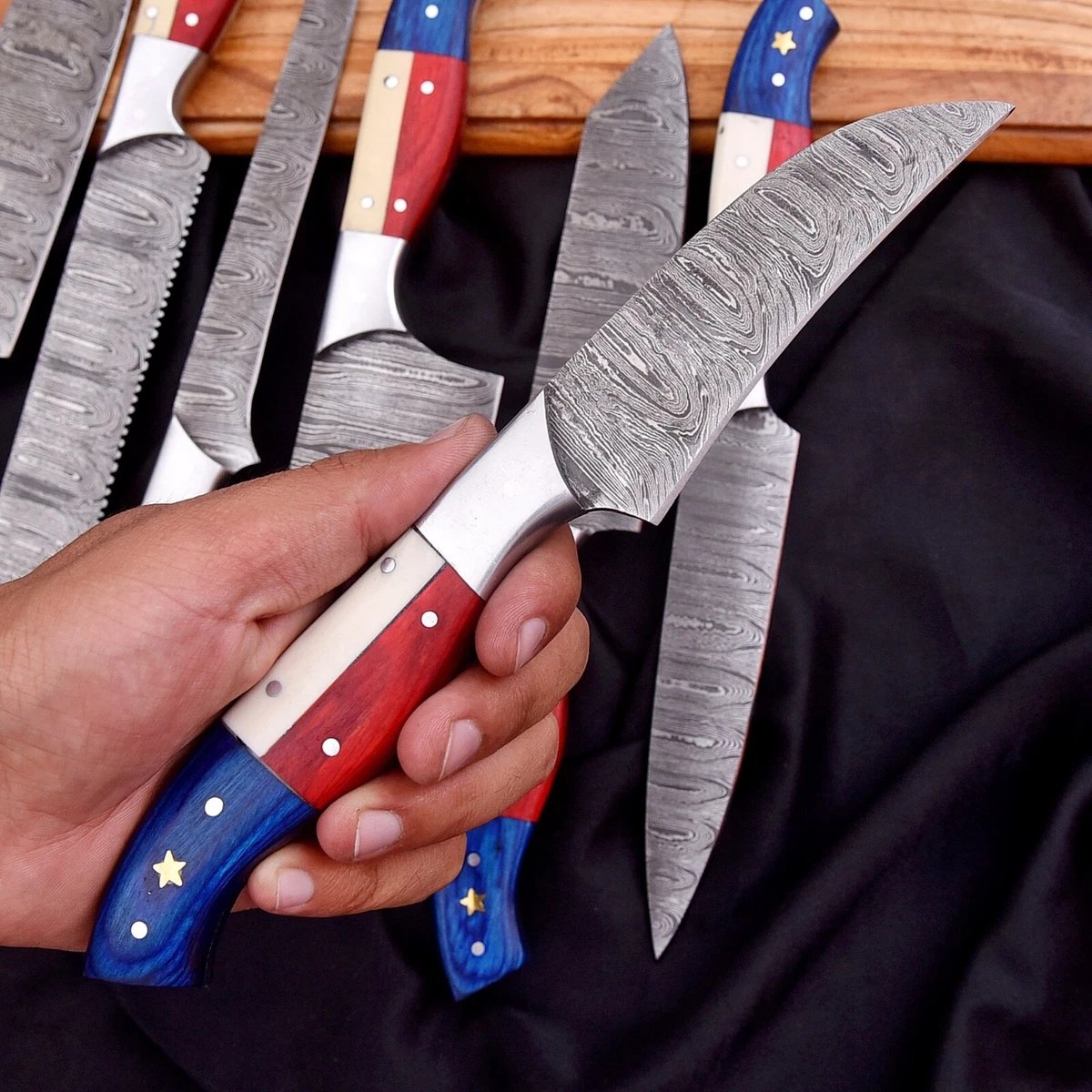 ironridgeworks's tweet photo. Handmade Damascus Steel Chef Knife (7-Piece) Set.
DM for details and order 
#handmade #Chef #cheflife #chefknife #KitchenSoldier #USA #Texans #customknife #giftideas #giftforher #kitchendecor https://t.co/mceOzN6dO7