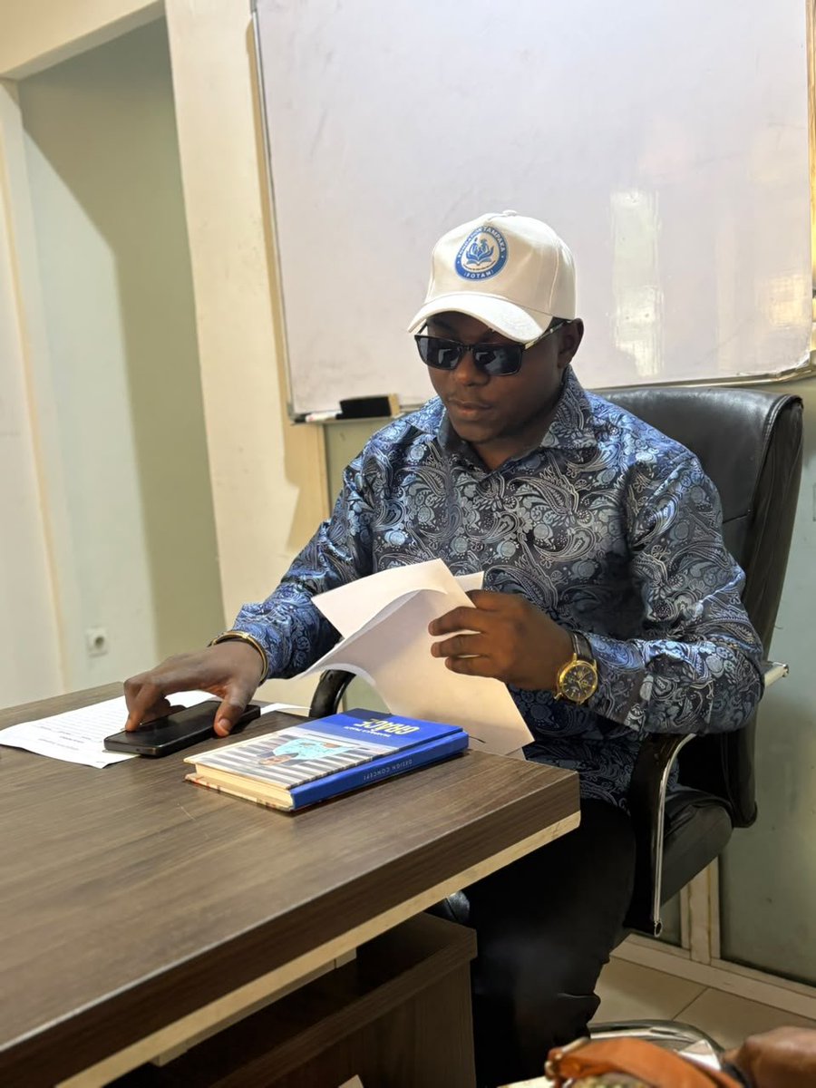 GTampaka11384's tweet photo. La toute première réunion du comité provisoire de la #FONDATION_TAMPAKA s'est tenue ce vendredi 2 octobre dans la commune de Lingwala. Présidé par le fondateur Ndeko TAMPAKA PUATI GRACE, trois points ont été inscrits à l'ordre du jour : 
- les préparatifs de la sortie officielle ; 
- la session de formation en cours à Kimbanseke et dans d'autres endroits ; 
- l'installation et l'inauguration du siège national à la Gombe et du siège social de Kimbanseke ; 
- les actions sur le terrain et l'assistance en faveur des veuves, des orphelins et des personnes vulnérables.

En toute harmonie, cette réunion, qui a débuté à 14h30, s'est achevée à 17h30. Un cocktail a été servi à tous les participants, ainsi que des t-shirts et autres insignes de la fondation.