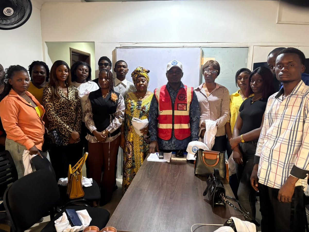GTampaka11384's tweet photo. La toute première réunion du comité provisoire de la #FONDATION_TAMPAKA s'est tenue ce vendredi 2 octobre dans la commune de Lingwala. Présidé par le fondateur Ndeko TAMPAKA PUATI GRACE, trois points ont été inscrits à l'ordre du jour : 
- les préparatifs de la sortie officielle ; 
- la session de formation en cours à Kimbanseke et dans d'autres endroits ; 
- l'installation et l'inauguration du siège national à la Gombe et du siège social de Kimbanseke ; 
- les actions sur le terrain et l'assistance en faveur des veuves, des orphelins et des personnes vulnérables.

En toute harmonie, cette réunion, qui a débuté à 14h30, s'est achevée à 17h30. Un cocktail a été servi à tous les participants, ainsi que des t-shirts et autres insignes de la fondation.