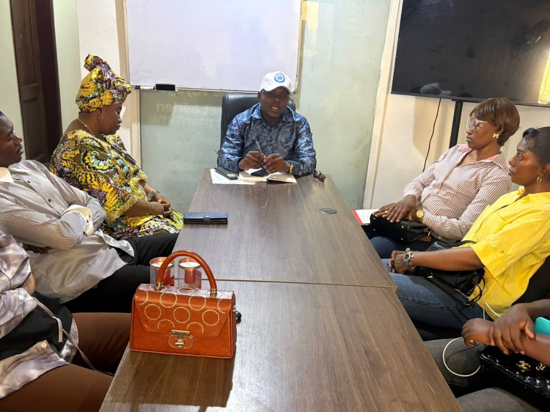GTampaka11384's tweet photo. La toute première réunion du comité provisoire de la #FONDATION_TAMPAKA s'est tenue ce vendredi 2 octobre dans la commune de Lingwala. Présidé par le fondateur Ndeko TAMPAKA PUATI GRACE, trois points ont été inscrits à l'ordre du jour : 
- les préparatifs de la sortie officielle ; 
- la session de formation en cours à Kimbanseke et dans d'autres endroits ; 
- l'installation et l'inauguration du siège national à la Gombe et du siège social de Kimbanseke ; 
- les actions sur le terrain et l'assistance en faveur des veuves, des orphelins et des personnes vulnérables.

En toute harmonie, cette réunion, qui a débuté à 14h30, s'est achevée à 17h30. Un cocktail a été servi à tous les participants, ainsi que des t-shirts et autres insignes de la fondation.