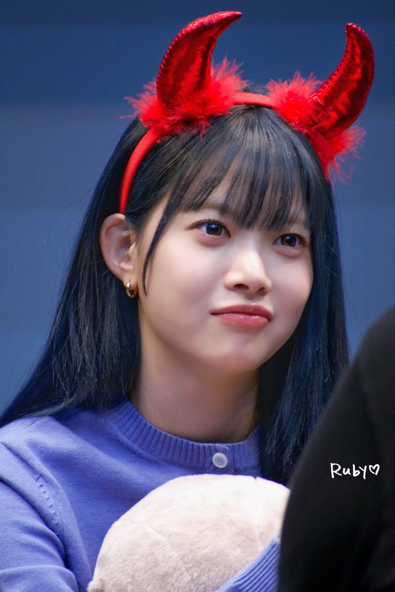 itsREVELLE's tweet photo. ⠀

Terakhir, para penggemar berkesempatan bertemu dengan anggota termuda, Yumna. Dengan tatapan mata bulat yang penuh perhatian, Yumna menyambut penggemar dengan antusias dan segera memulai percakapan. Sesekali, ia membagikan cerita-cerita kecil yang mungkin terdengar sederhana, seperti menu sarapannya pagi itu. Dengan suasana yang santai dan hangat, Yumna mengajak para penggemar berbincang layaknya sedang mengobrol bersama seorang teman.

⠀