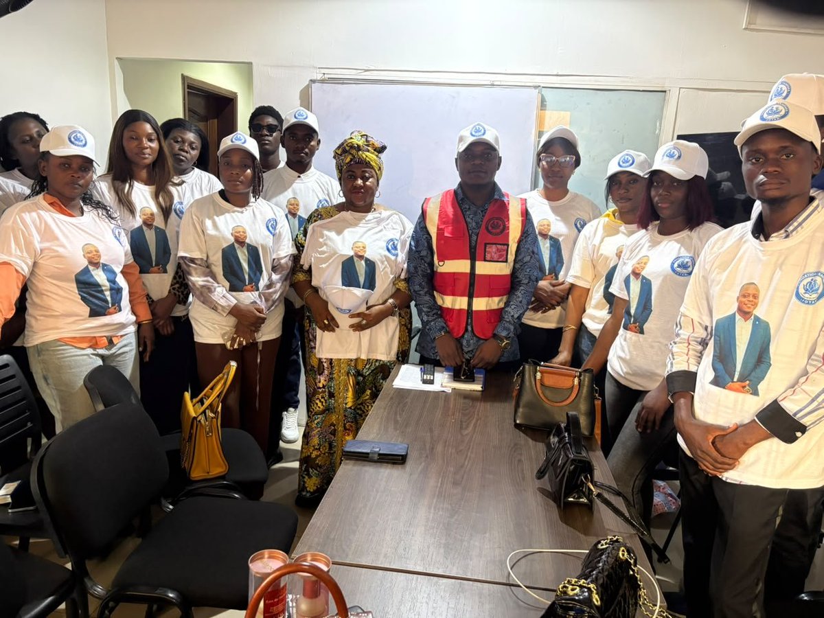 GTampaka11384's tweet photo. La toute première réunion du comité provisoire de la #FONDATION_TAMPAKA s'est tenue ce vendredi 2 octobre dans la commune de Lingwala. Présidé par le fondateur Ndeko TAMPAKA PUATI GRACE, trois points ont été inscrits à l'ordre du jour : 
- les préparatifs de la sortie officielle ; 
- la session de formation en cours à Kimbanseke et dans d'autres endroits ; 
- l'installation et l'inauguration du siège national à la Gombe et du siège social de Kimbanseke ; 
- les actions sur le terrain et l'assistance en faveur des veuves, des orphelins et des personnes vulnérables.

En toute harmonie, cette réunion, qui a débuté à 14h30, s'est achevée à 17h30. Un cocktail a été servi à tous les participants, ainsi que des t-shirts et autres insignes de la fondation.