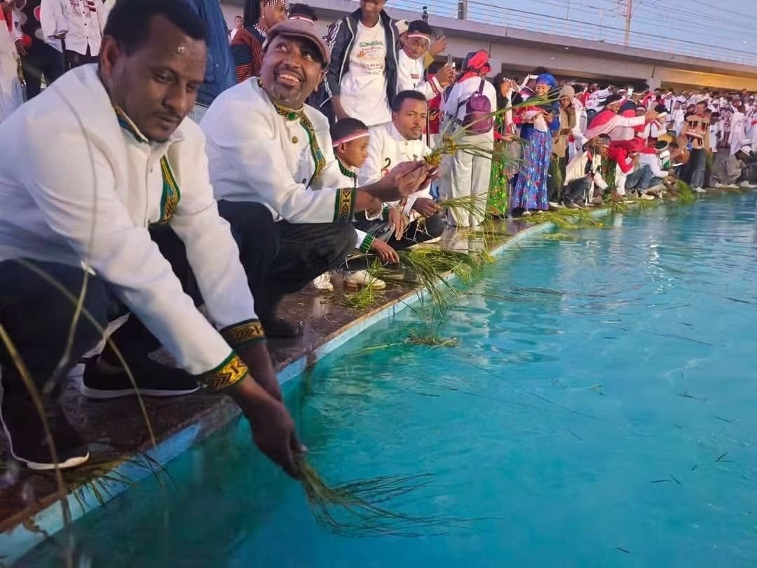 antenehhabte27's tweet photo. Thousands gathered in Addis Ababa this morning to mark the annual #Irreecha festival, showcasing rich Oromo culture, gratitude, and community unity. Best wishes to all celebrating a peaceful and memorable Irreecha.
#Irreecha #Ethiopia #HoraFinfinnee https://t.co/6w1o1Ongyc