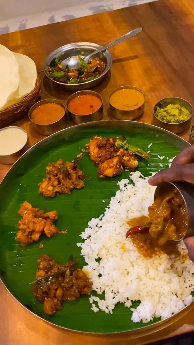 phillipfee5gut's tweet photo. அசத்தலான சாப்பாடு! சென்னைல பிரபலமான South Indian non-veg spot. 110+ non-veg side dishes, சரியான விலை, சுவை, பெரிய dine-in space. Non-veg lovers கண்டிப்பா try பண்ணுங்க! https://t.co/szJcFD23ZW