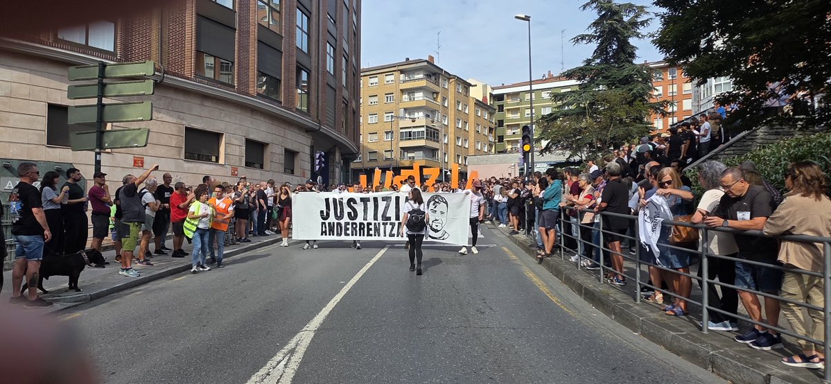 txokoiturriaga's tweet photo. Ikaragarria batzen ari den jendetza https://t.co/ApawTFw6DO