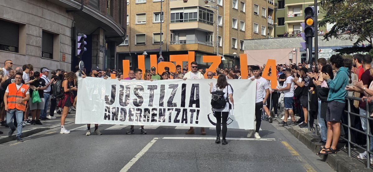 txokoiturriaga's tweet photo. Ikaragarria batzen ari den jendetza https://t.co/ApawTFw6DO