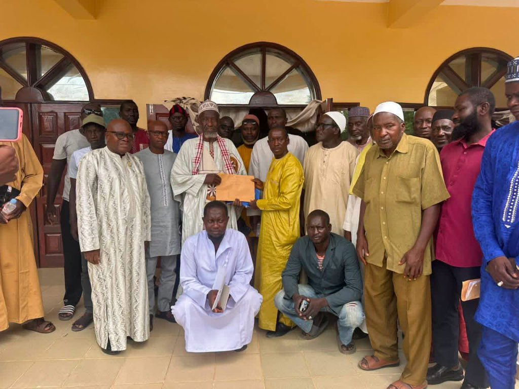 Gatman180's tweet photo. 🇬🇲🇬🇲: The Manjago community in The Gambia has condemned alleged remarks by Imam Musa Boto Saidy, labelling the community as “kaafirr” and questioning Manjago men marrying Muslim women. The community has called on the Gambia Supreme Islamic Council to take action against the Imam and has urged him to clarify and apologise for his remarks.

(@gambiananews)