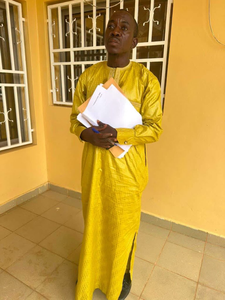 Gatman180's tweet photo. 🇬🇲🇬🇲: The Manjago community in The Gambia has condemned alleged remarks by Imam Musa Boto Saidy, labelling the community as “kaafirr” and questioning Manjago men marrying Muslim women. The community has called on the Gambia Supreme Islamic Council to take action against the Imam and has urged him to clarify and apologise for his remarks.

(@gambiananews)