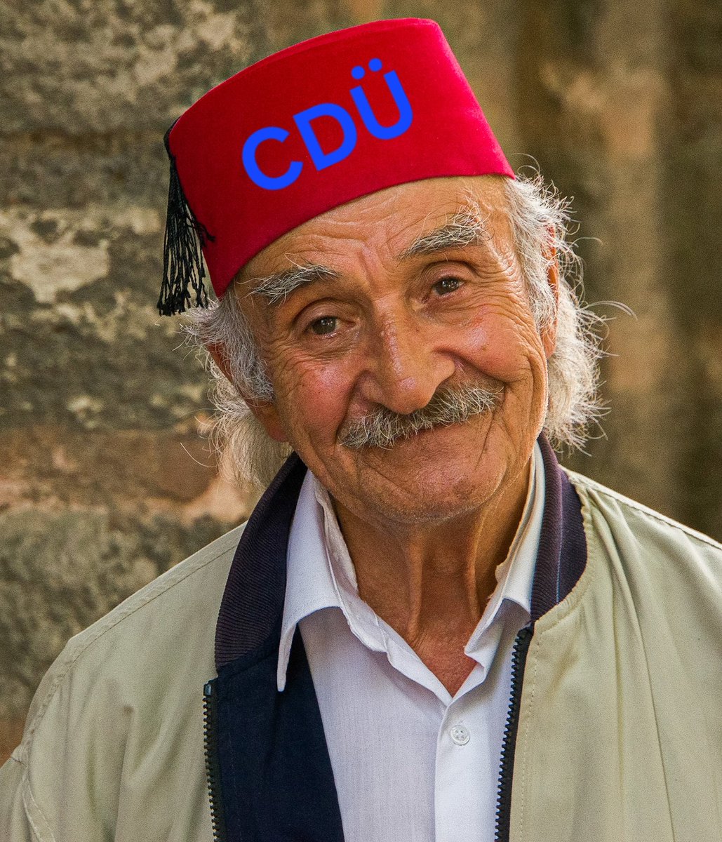Michareichtes's tweet photo. Im Sommer 1945 gründete der türkische Gastarbeiter Cem Dogan Ücümcü die heutige CDÜ!

Jahre später wickelte er Essensreste in altes Brot.
Eine Erfolgsgeschichte begann... https://t.co/tfIuVDtchC