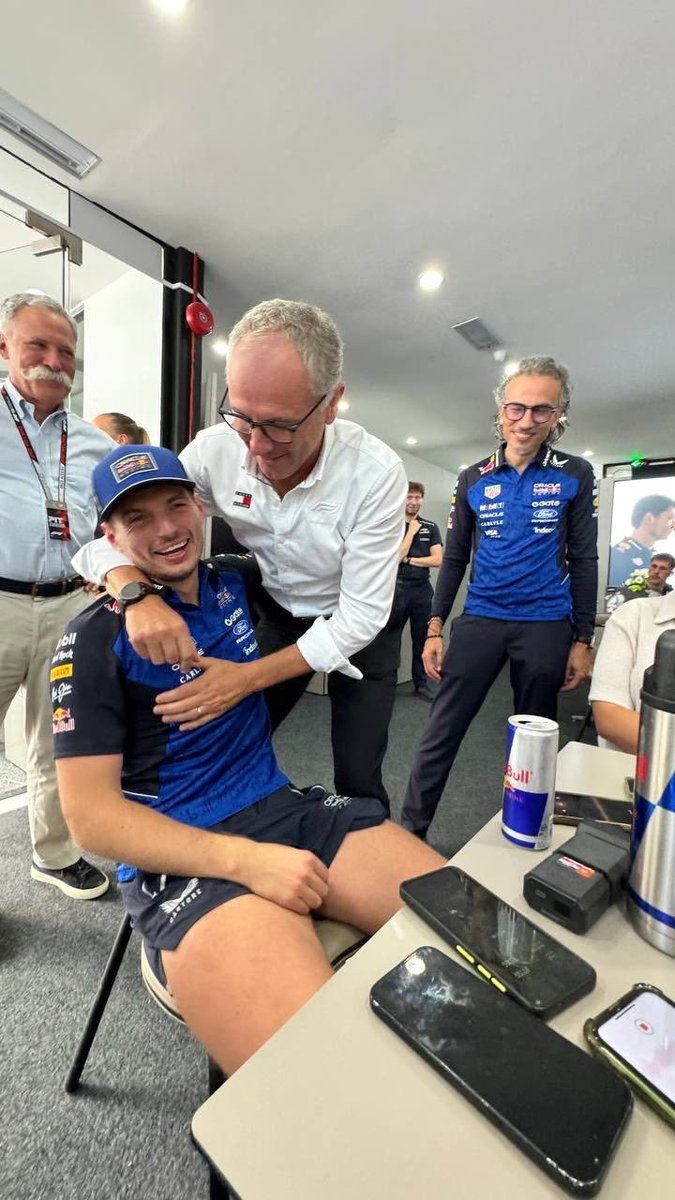 BRMaxVerstappen's tweet photo. CEO da Fórmula 1, Stefano Domenicalli, e seu antecessor, Chase Carey, foram pessoalmente parabenizar Max Verstappen pela sua primeira pole da temporada.

O tetracampeão se desculpou por estar de shorts e sandálias (😭), mas Carey o tranquilizou: “Depois de uma performance dessas, você pode usar o que quiser.”

[via erikvanharen]
#MaxVerstappen | #BahrainGP