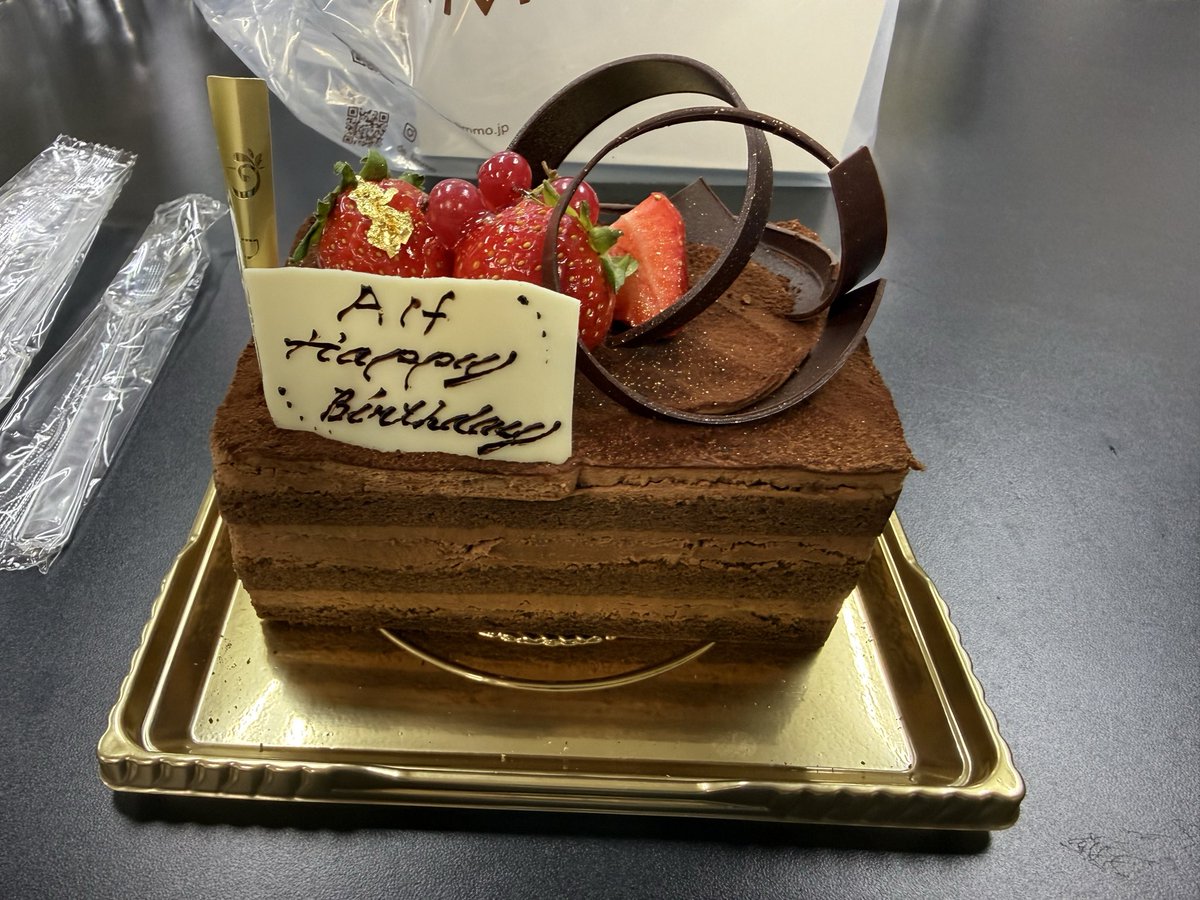 Alf_1_'s tweet photo. 撮影でREJECTの皆からお祝いしてもらいました！ありがとう！！おいしかった🥳 https://t.co/pwO3AvZpBQ