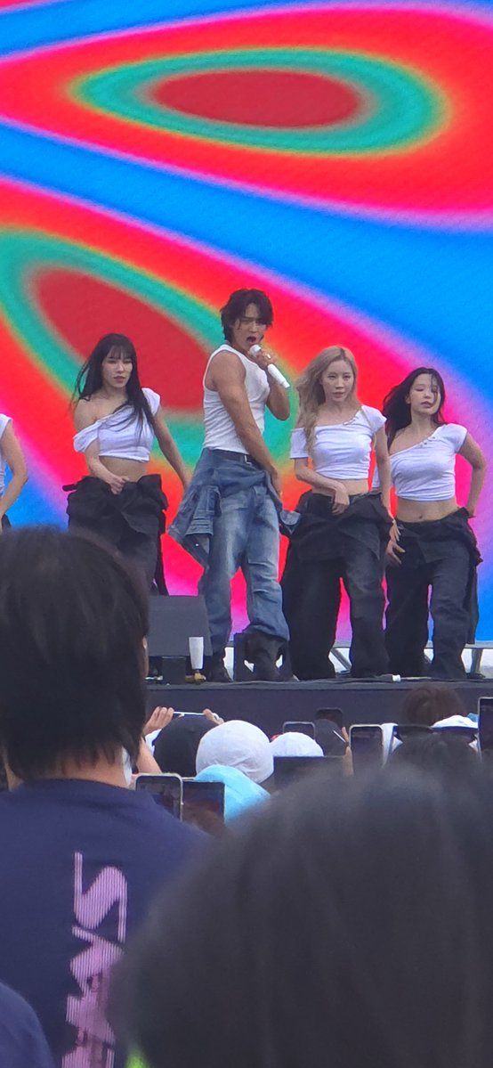 syh0063's tweet photo. 완주 후

차에가서 가져온 마사지기로 마사지하면서 쉬다가

공연보고
(민호가 미쳤음 positive 체력이 장난아녀)

집으로 https://t.co/2yyJonHx9r