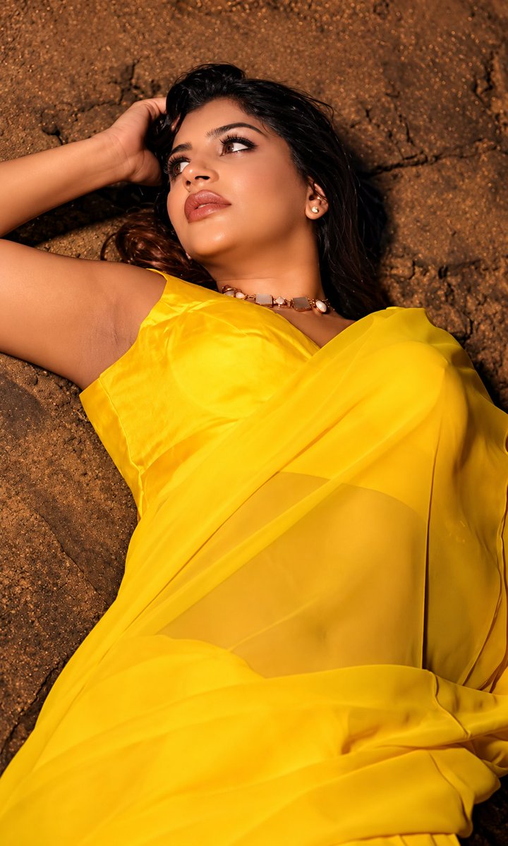 TActress9689's tweet photo. ⚠️ Caution:
Yashika Anand 💛✨
A golden glow, effortless elegance, and a presence that instantly catches the eye. 🔥
@Actress_Mafia @kutty_ilavarasi 
#YashikaAnand #YashikaAnandFans https://t.co/9SKDml7Hh4