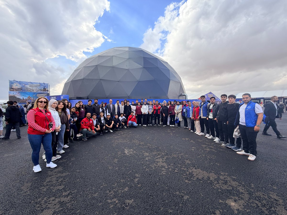 GSB_KilisGM's tweet photo. Teknoloji, inovasyon ve üretim dolu festival alanında gençlerimiz; projeleri yakından inceleme, yeni fikirlerle tanışma ve teknoloji dünyasındaki gelişmeleri keşfetme fırsatı buluyor. 
Teknolojiyi keşfeden,iz bırakan gençlerle… 🚀
#GSBGM
@gencliksporbak @gsbgenclik @oa_bak https://t.co/HvEH4oF4V1