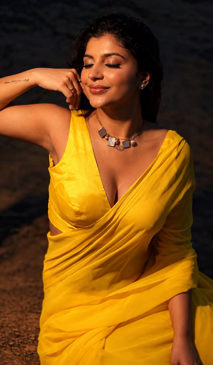 TActress9689's tweet photo. ⚠️ Caution:
Yashika Anand 💛✨
A golden glow, effortless elegance, and a presence that instantly catches the eye. 🔥
@Actress_Mafia @kutty_ilavarasi 
#YashikaAnand #YashikaAnandFans https://t.co/9SKDml7Hh4