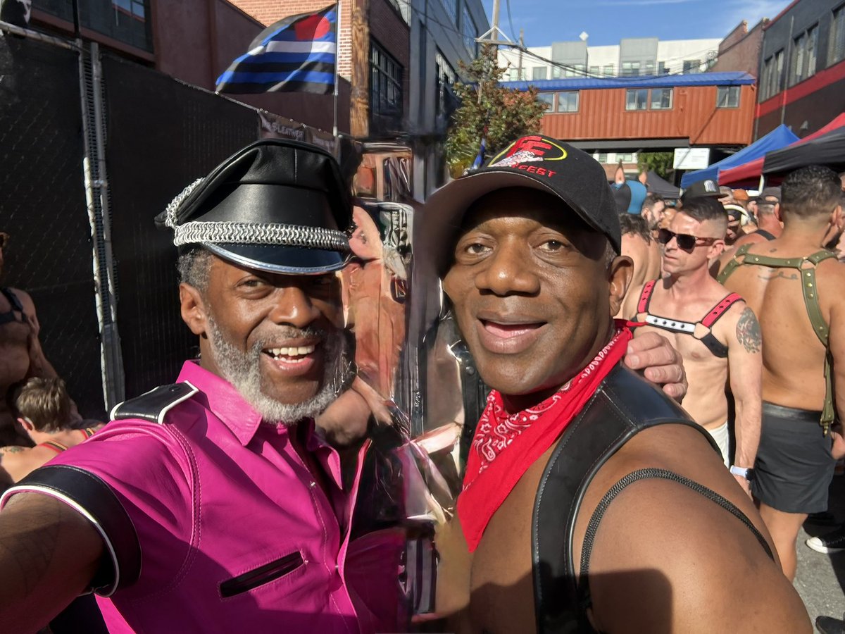 MrMDLeather2016's tweet photo. #TheMaster😈 #KINGkinkster👑 #ShowUPandShowOUT at #Folsom2026 pre party with #REDhankey friends #POCHandBallers 🤜🏿🌹🤛🏾at Mr S Leather day party
#BlackMenInLeather #BlackMenInGear https://t.co/nKiYks6uR2