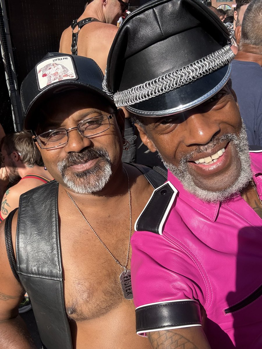 MrMDLeather2016's tweet photo. #TheMaster😈 #KINGkinkster👑 #ShowUPandShowOUT at #Folsom2026 pre party with #REDhankey friends #POCHandBallers 🤜🏿🌹🤛🏾at Mr S Leather day party
#BlackMenInLeather #BlackMenInGear https://t.co/nKiYks6uR2