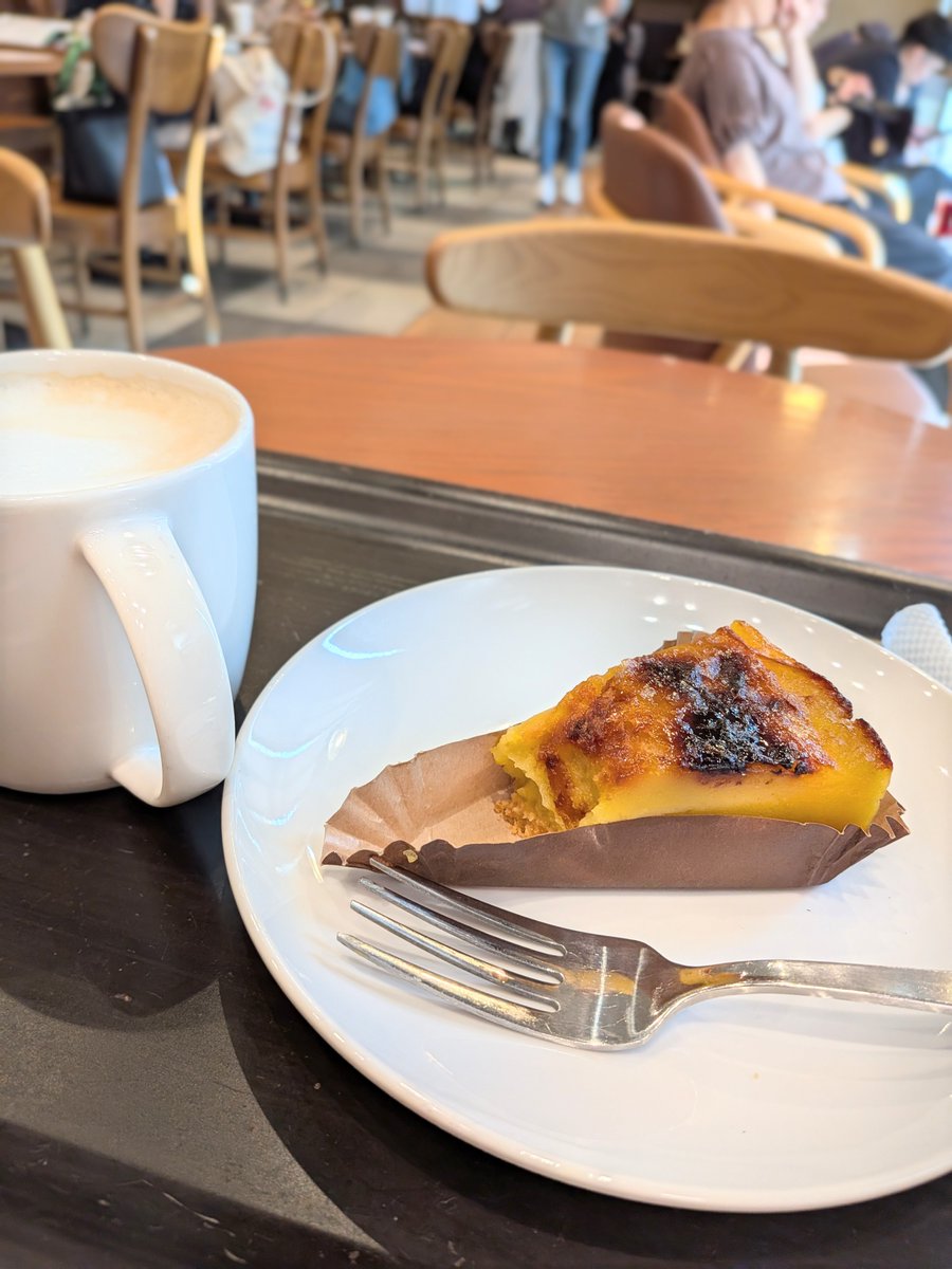 kimagulady_x's tweet photo. スタバで話題のケーキやっと食べられたの嬉しい🍠 https://t.co/XcZ6eUPuhj