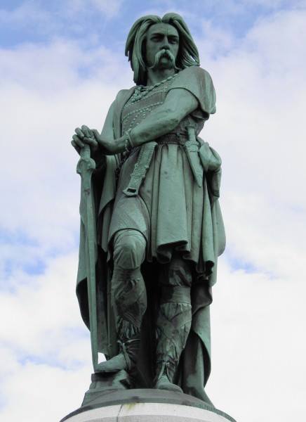 romanhistory1's tweet photo. Today 52BC Vercingetorix, leader of the Gauls, surrenders to the Romans under Julius Caesar, ending the siege and battle of Alesia. Vercingetorix was imprisoned for 6 years before being publicly displayed during Caesar's triumph in 46BC &amp; then strangled to death https://t.co/ytkxmKrs0i