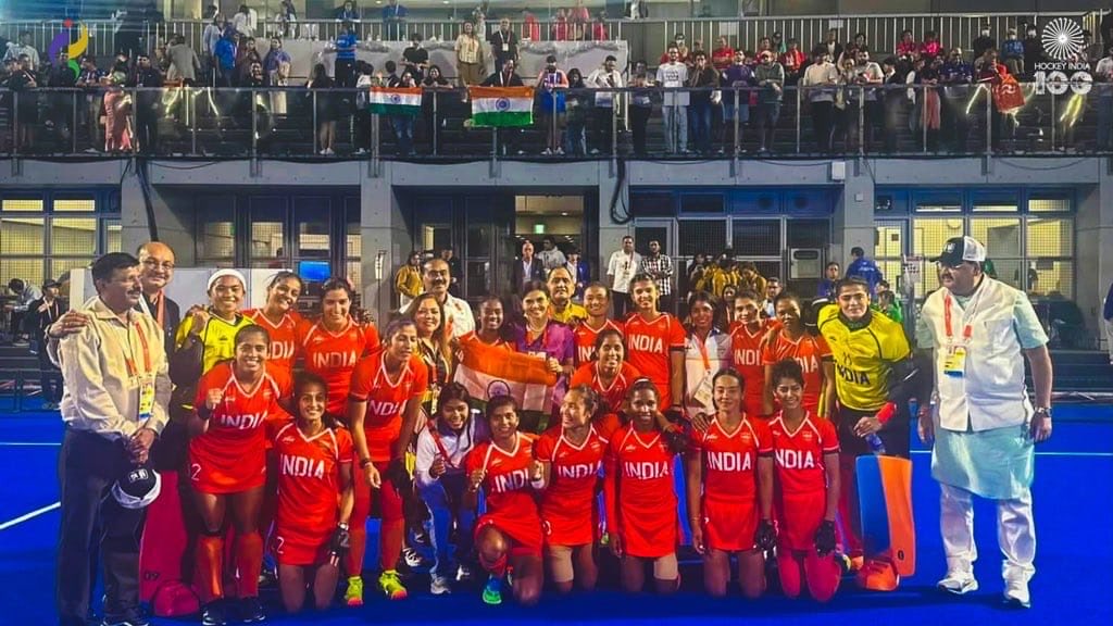 JMMKalpanaSoren's tweet photo. 44 सालों का लंबा इंतज़ार अब खत्म हुआ। भारतीय महिला हॉकी टीम ने एशियन गेम्स 2026 में स्वर्ण पदक जीतकर इतिहास रच दिया है। 

झारखण्ड के लिए यह अत्यंत गर्व का क्षण है। राज्य की बेटी सलीमा टेटे के शानदार नेतृत्व में भारतीय टीम ने यह ऐतिहासिक मुकाम हासिल किया है।

इस स्वर्णिम और ऐतिहासिक जीत के लिए भारतीय महिला हॉकी टीम की सभी खिलाड़ियों को हार्दिक बधाई और जोहार!

पूरे देश को आप सभी पर गर्व है।