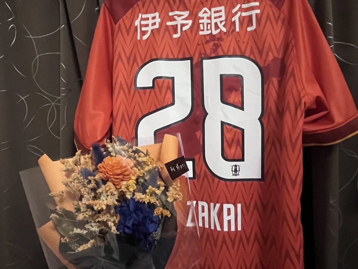 ayyyy28__'s tweet photo. 小酒井さんのプロ初ゴールお祝いの花束とお誕生日プレゼント渡せた😻🤍ユニにサインまで貰えて愛媛さんのオフィシャル出待ち本当にネ申✨✨❣️Yrryちゃんもバス出発ギリッギリまで一緒に居てくれてありがとう😭🤍今日の悔しさは絶対糧にしてまた頑張ろうね～❗️👍🏻何故か誇らしそうなヤヤコマさん🕊️ https://t.co/rLBQSl9Amq