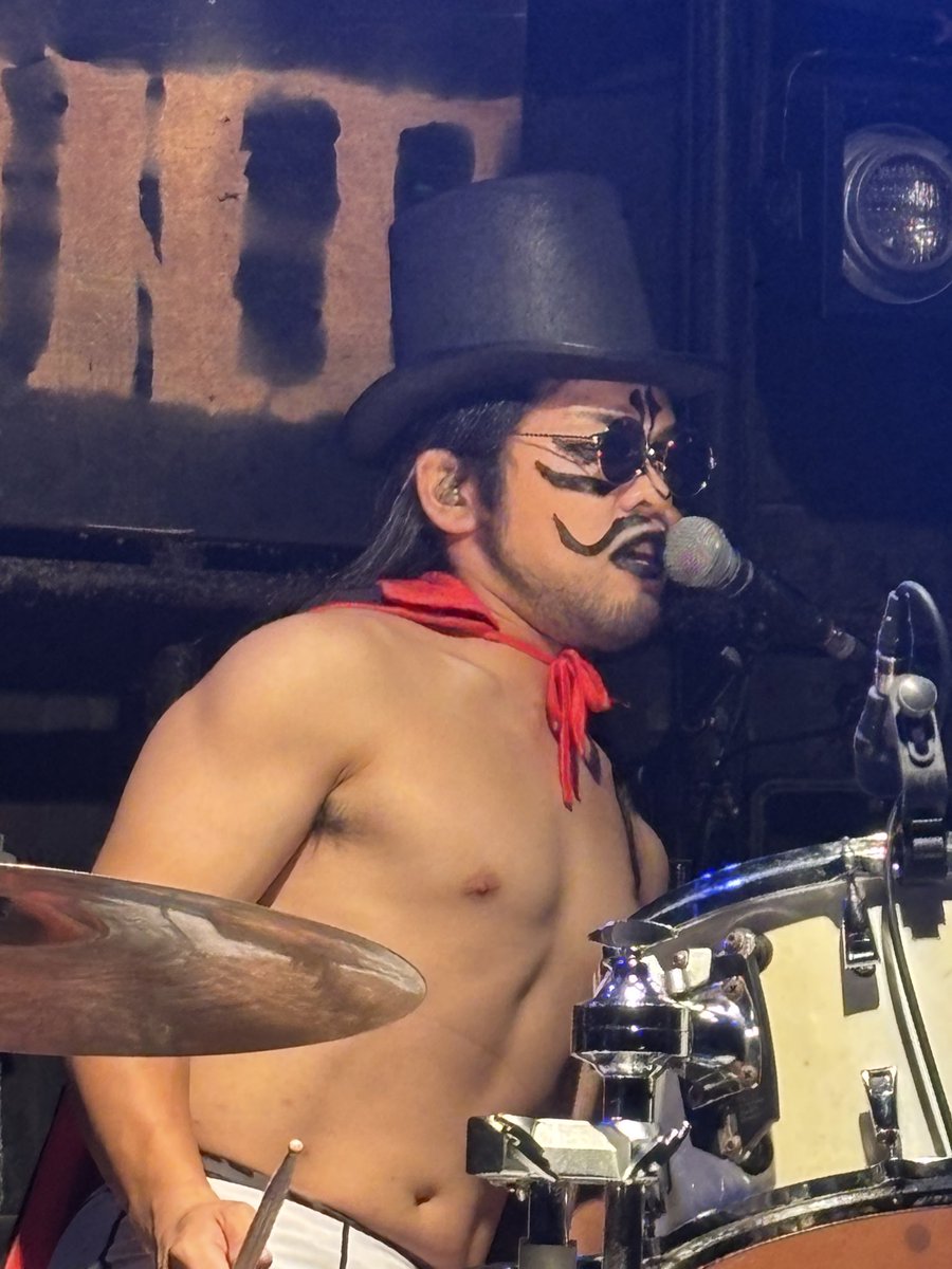 reikozzy1's tweet photo. 2026.10.02 "絶世のHELL⭐︎Night" 行ってきました🔥HELLを冠したバンドが集合！ということでHELL DUMP登場！
ツインギターがいい感じ✨総帥楽しそう✨パトラ様は相変わらずのクールビューティーで素敵💓アメちゃんのよっちゃんイカの歌またゆっくり聴きたい！"パワーを信じて"で元気いただきました！ https://t.co/CQQ1jSMM5Q