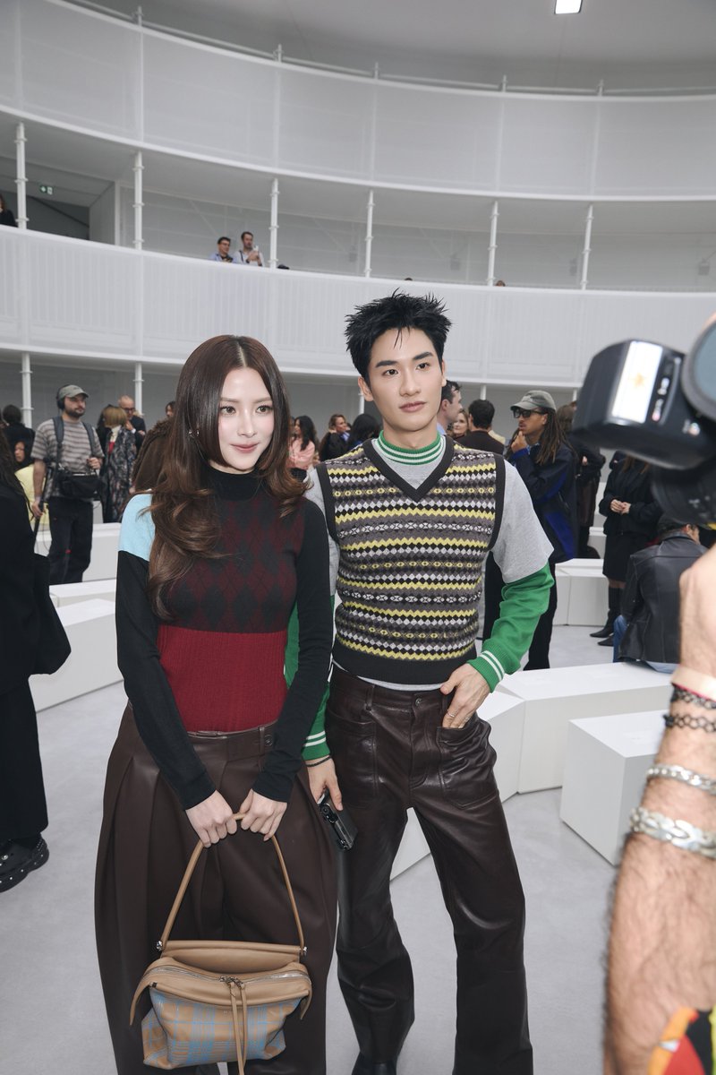 Praewdaily's tweet photo. รวมโมเมนต์ 'ใบเฟิร์น - พิมพ์ชนก' และ 'เต - ตะวัน' โลเอเว่ แอมบาสเดอร์ และแขกคนสำคัญ เข้าร่วมชมโชว์ โลเอเว่ คอลเล็คชั่นฤดูใบไม้ผลิ ฤดูร้อน 2027 ภายใต้การออกแบบของ Jack McCollough และ Lazaro Hernandez 
.
ใบเฟิร์น มาในโททัลลุคเรียบง่ายด้วยเสื้อคอเต่าแขนยาวสีแดงดำ พร้อมลูกเล่นดีเทลสีฟ้าอ่อนบริเวณไหล่ เข้าคู่กับลวดลายกราฟฟิกบนกระเป๋ารุ่น Whisker สีน้ำตาลอ่อนสลับกับสีฟ้า จับคู่กับกางเกงหนังเอวต่ำสีนํ้าตาล
.
เต เลือกใส่ลุคที่มีลูกเล่นจากเลเยอร์ ด้วยเสื้อกั๊กถักลวดลายสีน้ำตาล ขาวและเหลือง สวมทับเสื้อยืดสีเทา และเสื้อสเวตเตอร์แขนยาวสีเขียว คู่กับกางเกงหนังสีน้ำตาลเข้ม 

#LOEWE #baifrernbah #tawan_v #Praewmag