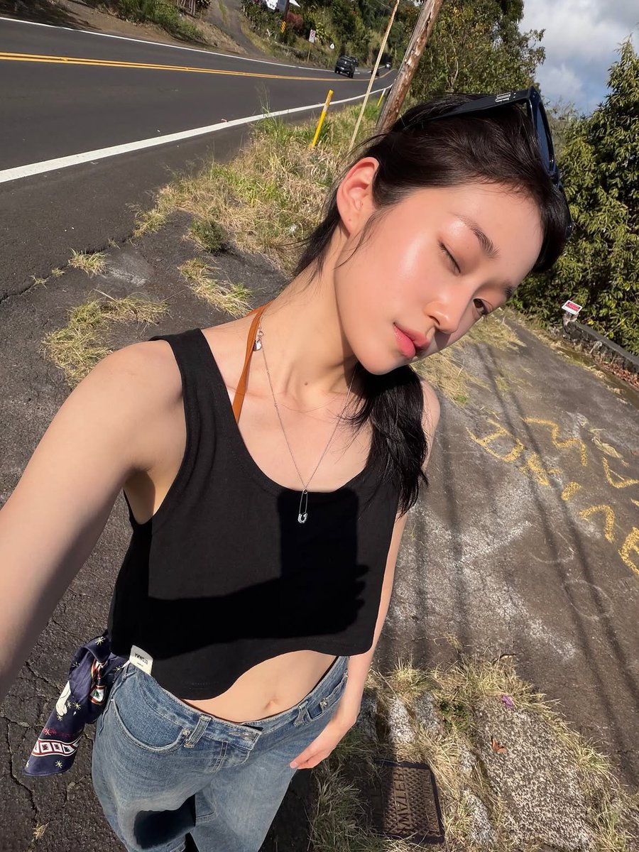 Chaoemin's tweet photo. I wonder how long i could hold back, @ysooneo https://t.co/YCVZ5BE6hO