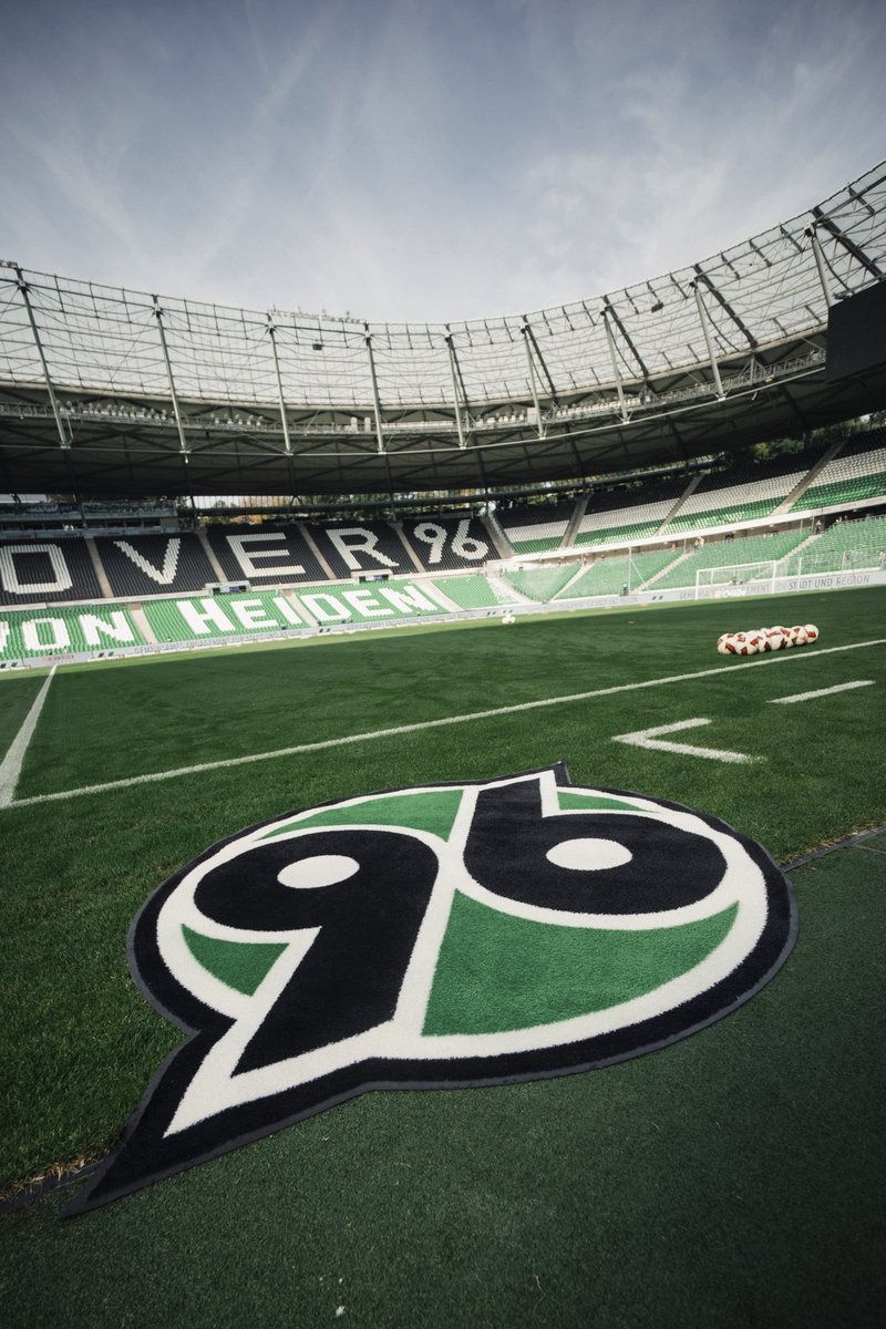 Hannover96's tweet photo. Hallo aus der Heinz von Heiden Arena! 👋 Hier steigt um 13 Uhr unser Testspiel gegen den SC Verl. ⚽️
Zum Livestream: ➡️ https://t.co/hFWUtxIiqo.
#H96SCV #H96 #NiemalsAllein ⚫️⚪️💚 https://t.co/dnCrlPFWTo