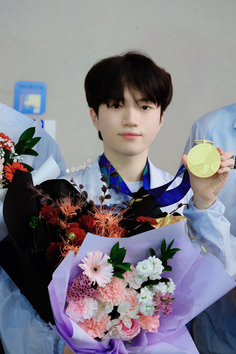 yiy1cccs's tweet photo. 우리 국대 류민석🥇
#케리아 #Keria #류민석 https://t.co/0wAfpEleRl