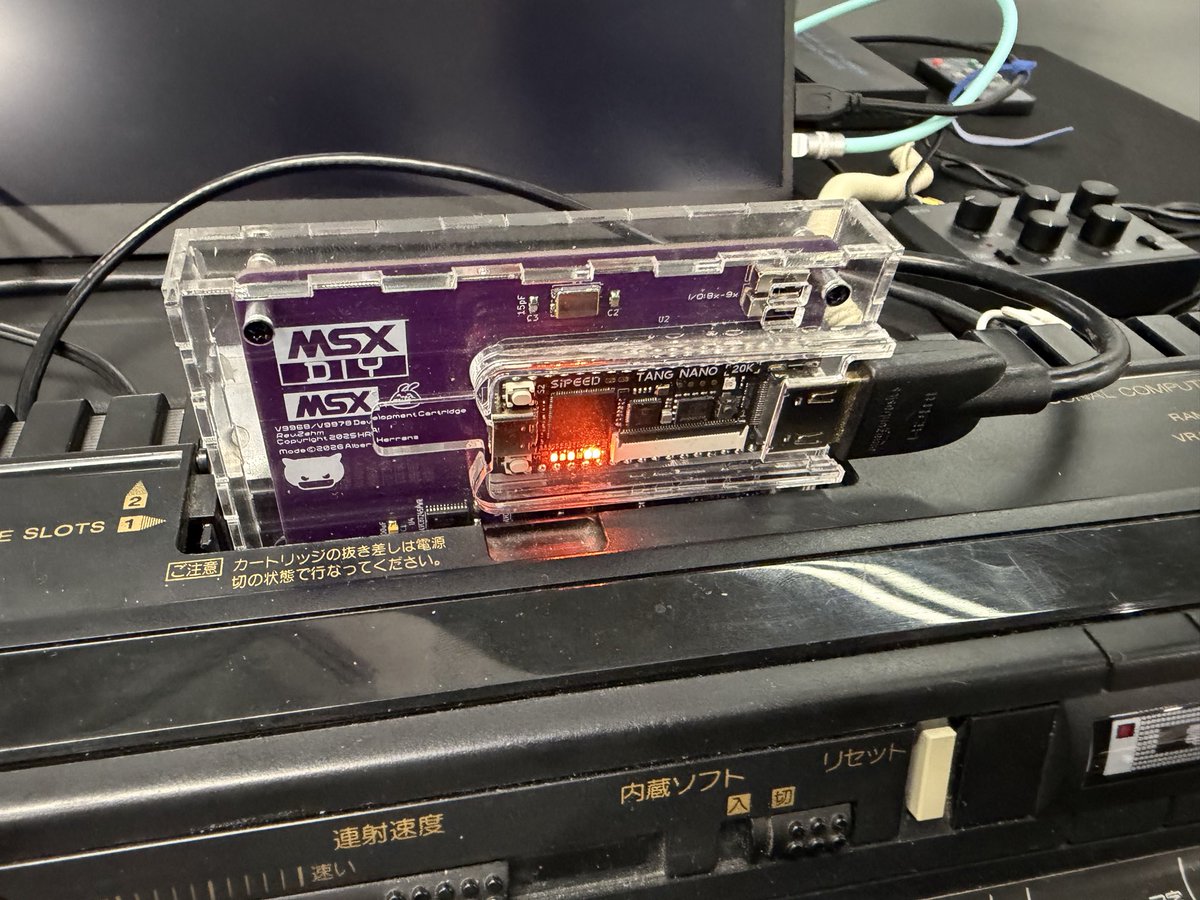 AkiraTsukamoto's tweet photo. 今日 RU-Japan がバルセロナで開催されています。
早速 V9968+Geo3D のデモが会場で動いています。

turboR ではないMSX2+ モードでこの速度で動いています。

@thara1129 @kanon_ai_dev 
こちらでも評判です

#MSX #V9968 #Geo3D https://t.co/pIyuM0yZka