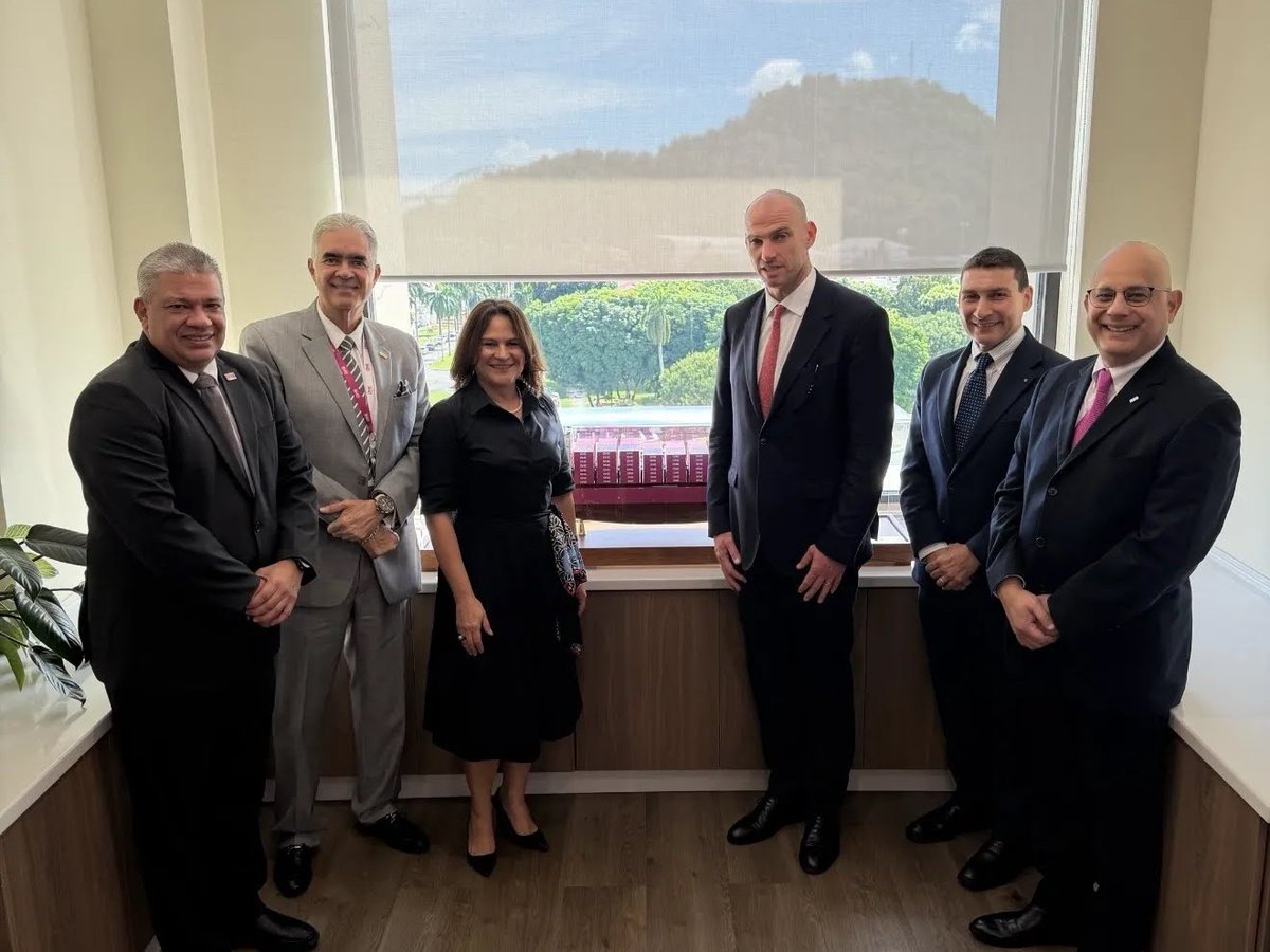 OceanNetworkExp's tweet photo. Till Barrelet, CEO of Ocean Network Express (ONE), recently visited the Panama Canal Authority and met with Administrator Ilya Espino de Marotta. To mark the occasion, Mr. Barrelet presented symbolic gifts — a scale model of an ONE vessel "ONE READINESS", and a customized plated orchid, Singapore’s national flower.