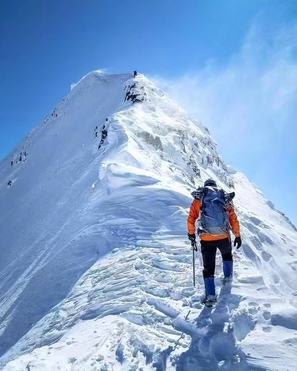 zone_amand885's tweet photo. [The mountain peak towers sharply, trapping hikers in sudden cold—an awkward, tense situation!]， https://t.co/Rv2bm5MgmQ