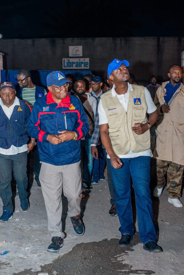 richardkasonga1's tweet photo. Électricité à Kinshasa : face à l’alerte des kinois, Teddy Lwamba sur le terrain

Depuis quelques jours, les Kinois multiplient les alertes sur les réseaux sociaux pour faire entendre leur voix face aux difficultés persistantes de la desserte en électricité.

Un plaidoyer qui n’est pas resté sans réponse.

Dans la nuit du 2 au 3 octobre, le Directeur général de la SNEL, Prof. Dr. Ir. Teddy Lwamba, a effectué une inspection de routine à travers plusieurs quartiers de la capitale, afin de constater de près la situation du réseau et d’être à l’écoute de la population.

De Bandal à Kintambo, en passant par Kalamu, puis Limete, Ngiri-Ngiri, jusqu’à Lemba, le Directeur général a parcouru plusieurs axes de Kinshasa.

Sur le terrain, les réalités sont observées, les préoccupations recueillies et les difficultés vécues par les abonnés entendues.

La SNEL fait actuellement face à une baisse sensible de la puissance injectée dans la ville. À l’issue de cette ronde nocturne, Teddy Lwamba indique que les constats effectués lui ont permis de réajuster le programme de délestage, en fonction de la situation du réseau.

Pour le Directeur général, l’amélioration de la desserte passe également par une conscience collective et une meilleure protection des infrastructures électriques.

La SNEL entend ainsi renforcer les mesures de contrôle de l’accès à ses installations : seules les personnes habilitées pourront désormais y accéder.

Une démarche qui traduit une volonté : partir des réalités vécues sur le terrain pour adapter les réponses et préserver le réseau électrique de Kinshasa.