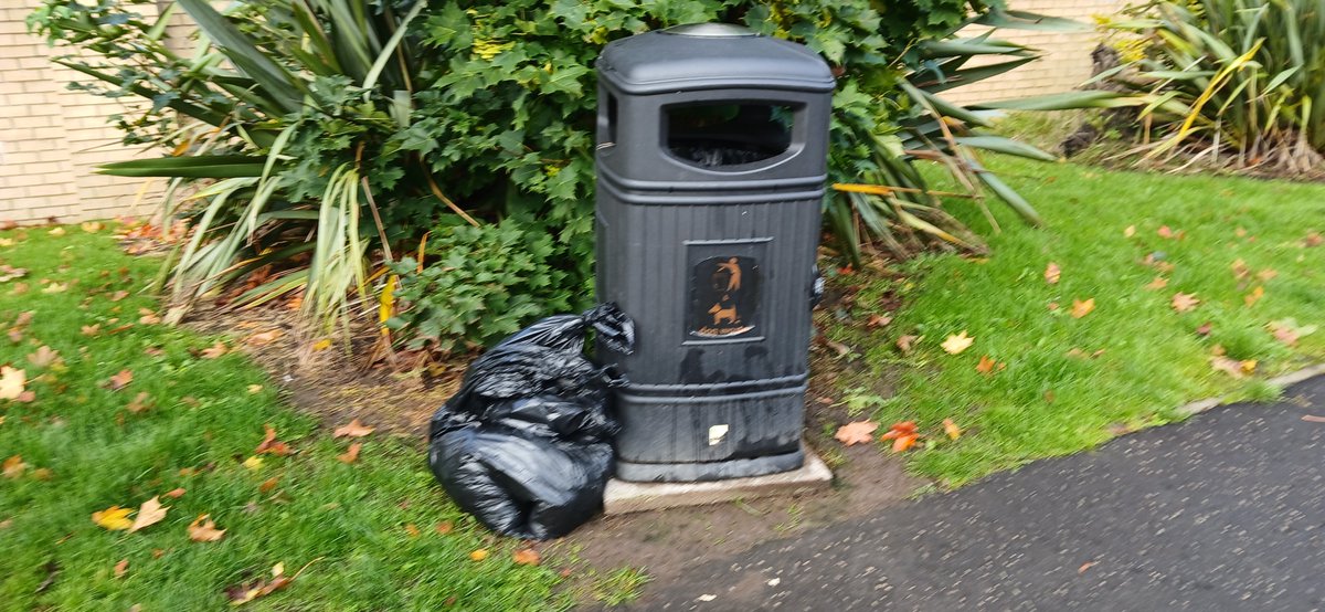 AlistairFergu11's tweet photo. 3 bags today, 2 at Lomondgate, 1 on east shore of Clyde. Eejits out with fireworks last night. 2 huge rockets found amongst trashing of cans &amp; bottles. #litterpicking #litterfree #ReportingLitter #keepbritaintidy #LeaveNoTrace
#WDCouncil #bigclydecleanup #greentangerine https://t.co/H3zirum5pL