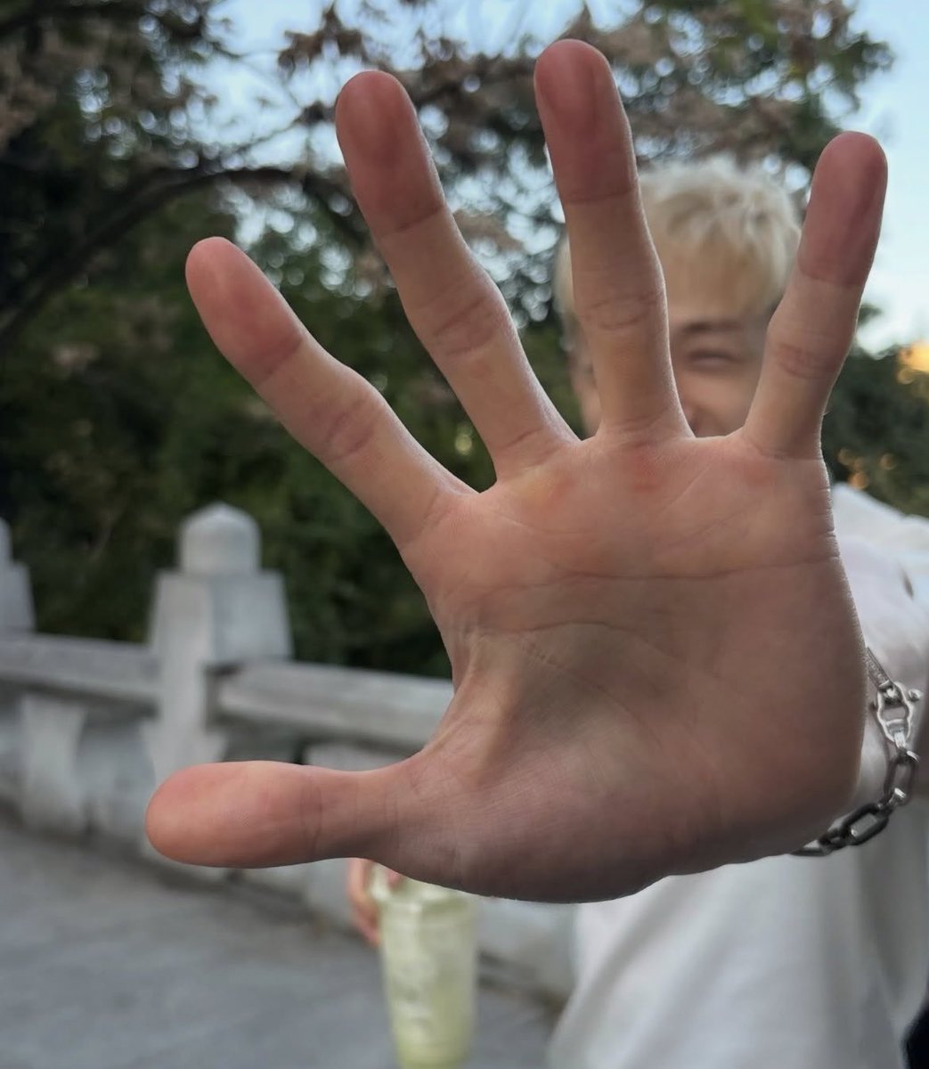 ninoononie_'s tweet photo. “stop being so delusional. he doesnt even know u. get a life.”

literally my idol: ((thts why we love him hehe)) https://t.co/TmL6e9IqY5
