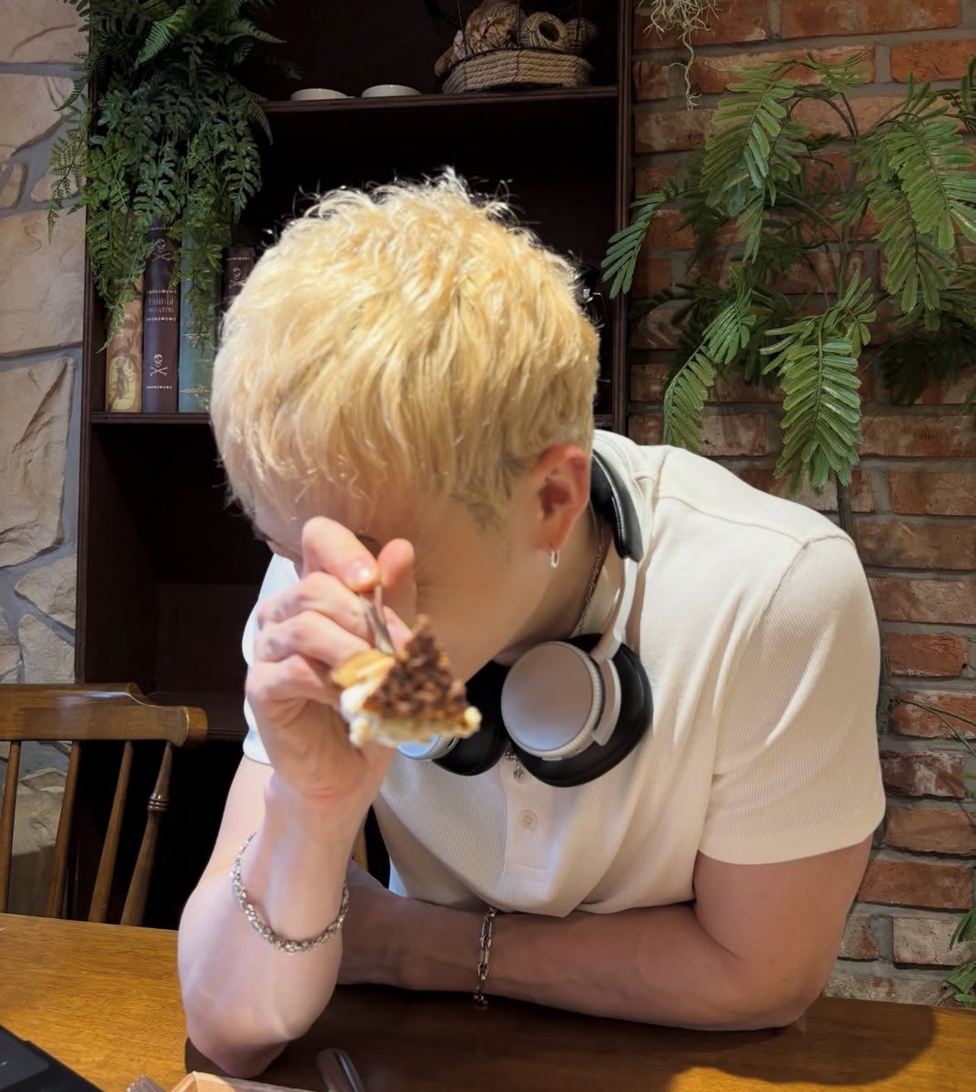 ninoononie_'s tweet photo. “stop being so delusional. he doesnt even know u. get a life.”

literally my idol: ((thts why we love him hehe)) https://t.co/TmL6e9IqY5