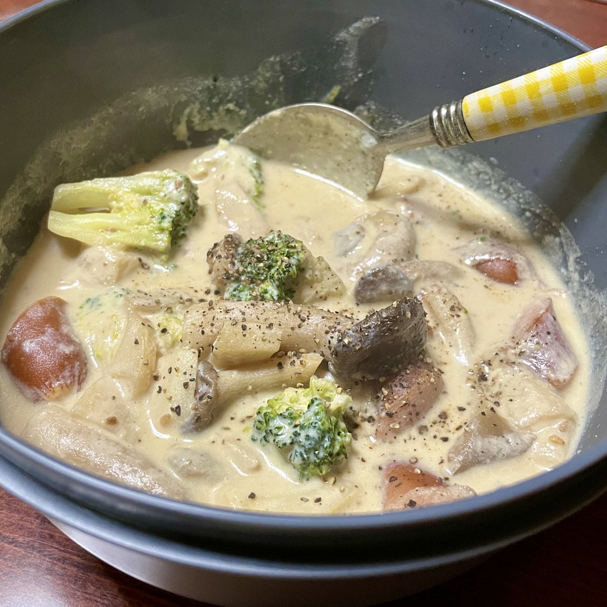 cMelted's tweet photo. 豆乳パック(賞味期限切れ)が大量にあるので突貫ゴマ豆乳シチュー
おいしい🥳シチューがおいしい気温だあ https://t.co/vVgxBRdTMv