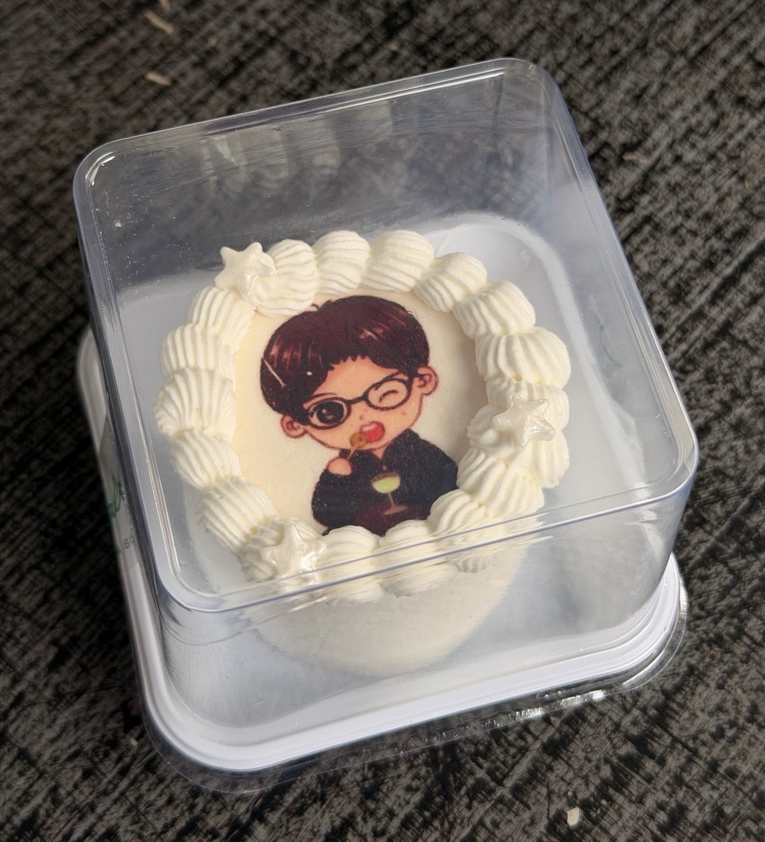 Pimpim1104's tweet photo. วันนี้ทำงาน ไปหน้าร้านไม่ได้ เลยสั่งgrab มา เค้กกับ giveaway น่ารักมากค้าบบ 🥰
#ProjectForBillkin27th
#BILLKIN27thEdition
#แฮปปี้บิวกิ้นเดย์กิ้ฟอะเวย์27 https://t.co/ScIXH0EFO0