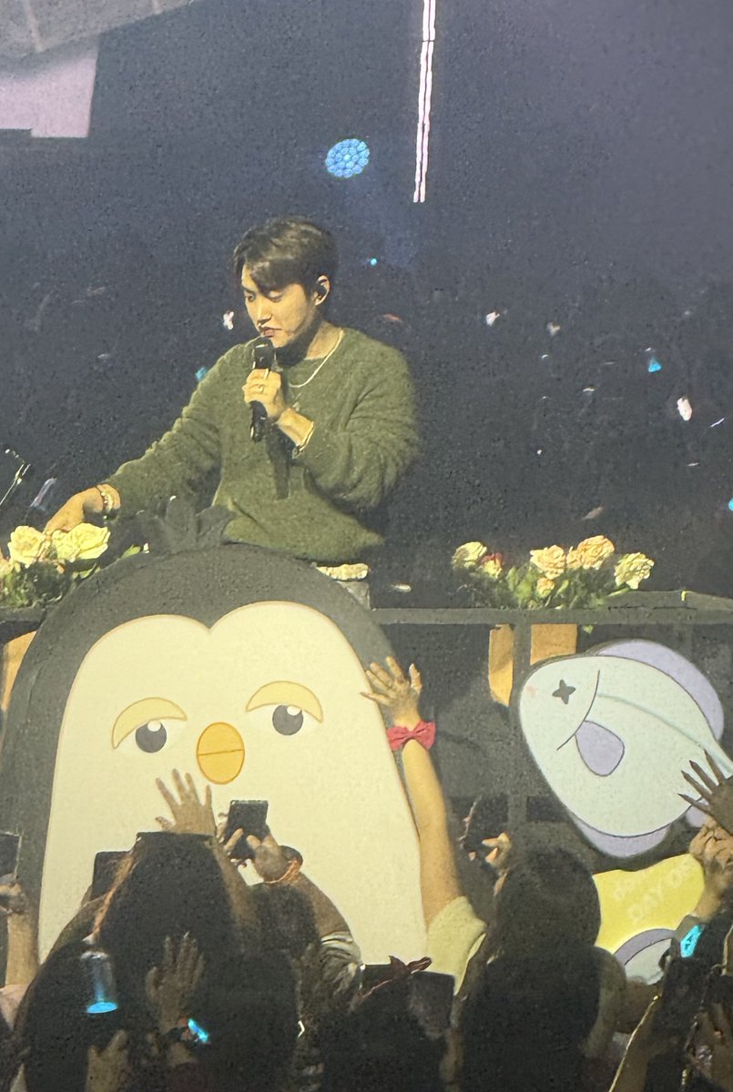 dyonigiri's tweet photo. Kwangsoo sent his fantaken photo of Kyungsoo to his bbl😂

He said it was great but the man's (woobin) arm who sat beside him is too big😭😭 https://t.co/XkbXhvtFFS
